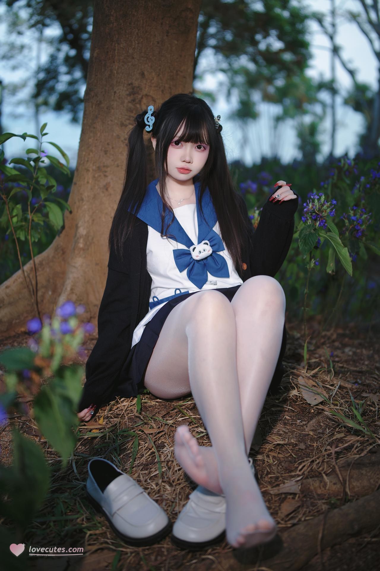 [Photo Set] Luosang w Yizi - MissKON coser school-uniform styling, uniform styling, white stockings, leg-focused poses 38P