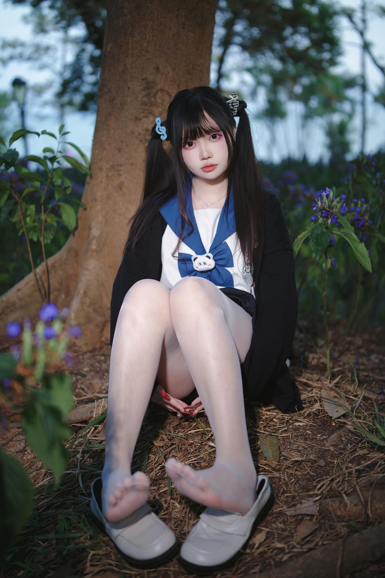 [Photo Set] Luosang w Yizi - MissKON coser school-uniform styling, uniform styling, white stockings, leg-focused poses 38P