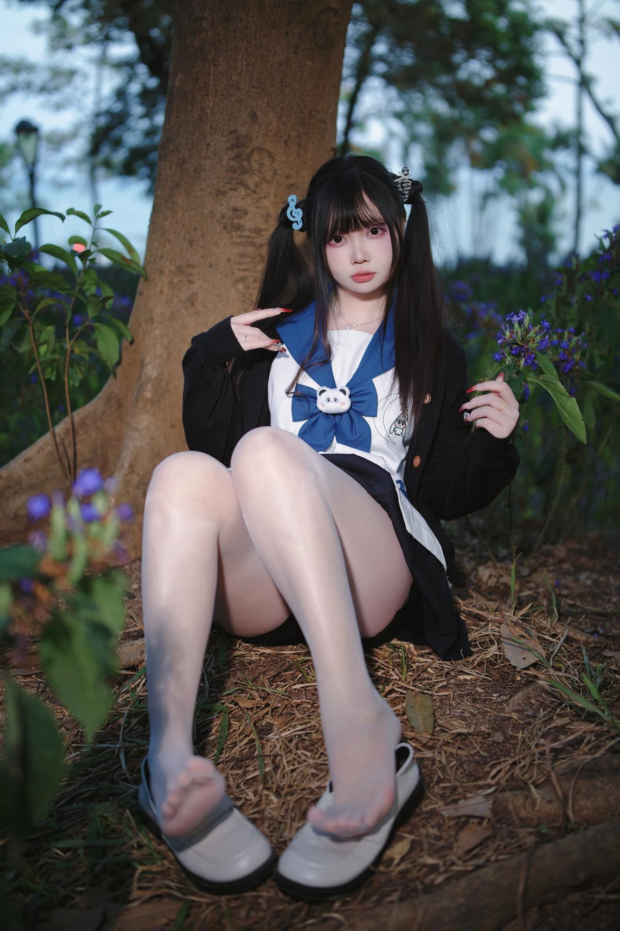 [Photo Set] Luosang w Yizi - MissKON coser school-uniform styling, uniform styling, white stockings, leg-focused poses 38P