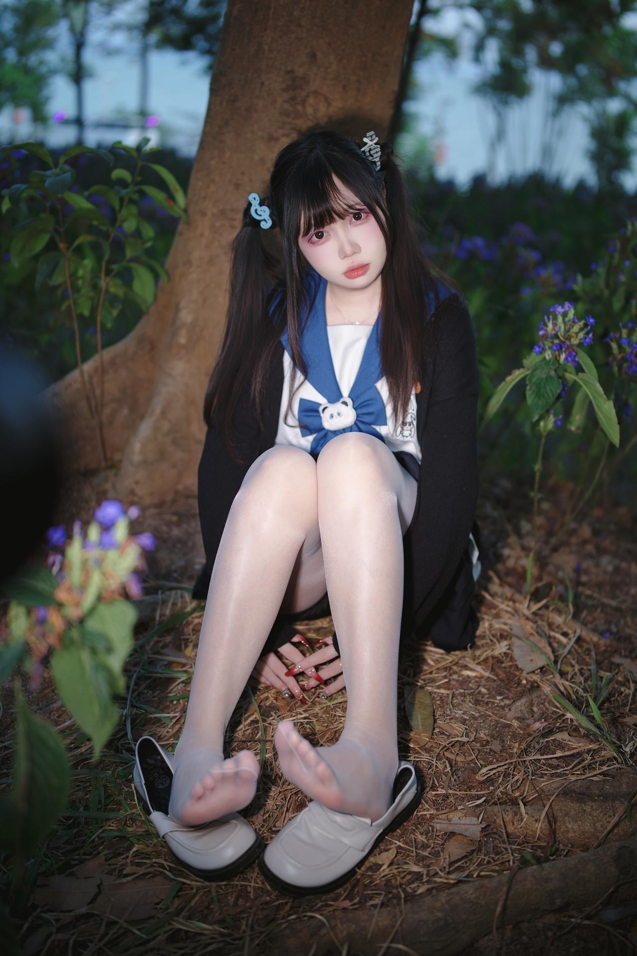 [Photo Set] Luosang w Yizi - MissKON coser school-uniform styling, uniform styling, white stockings, leg-focused poses 38P