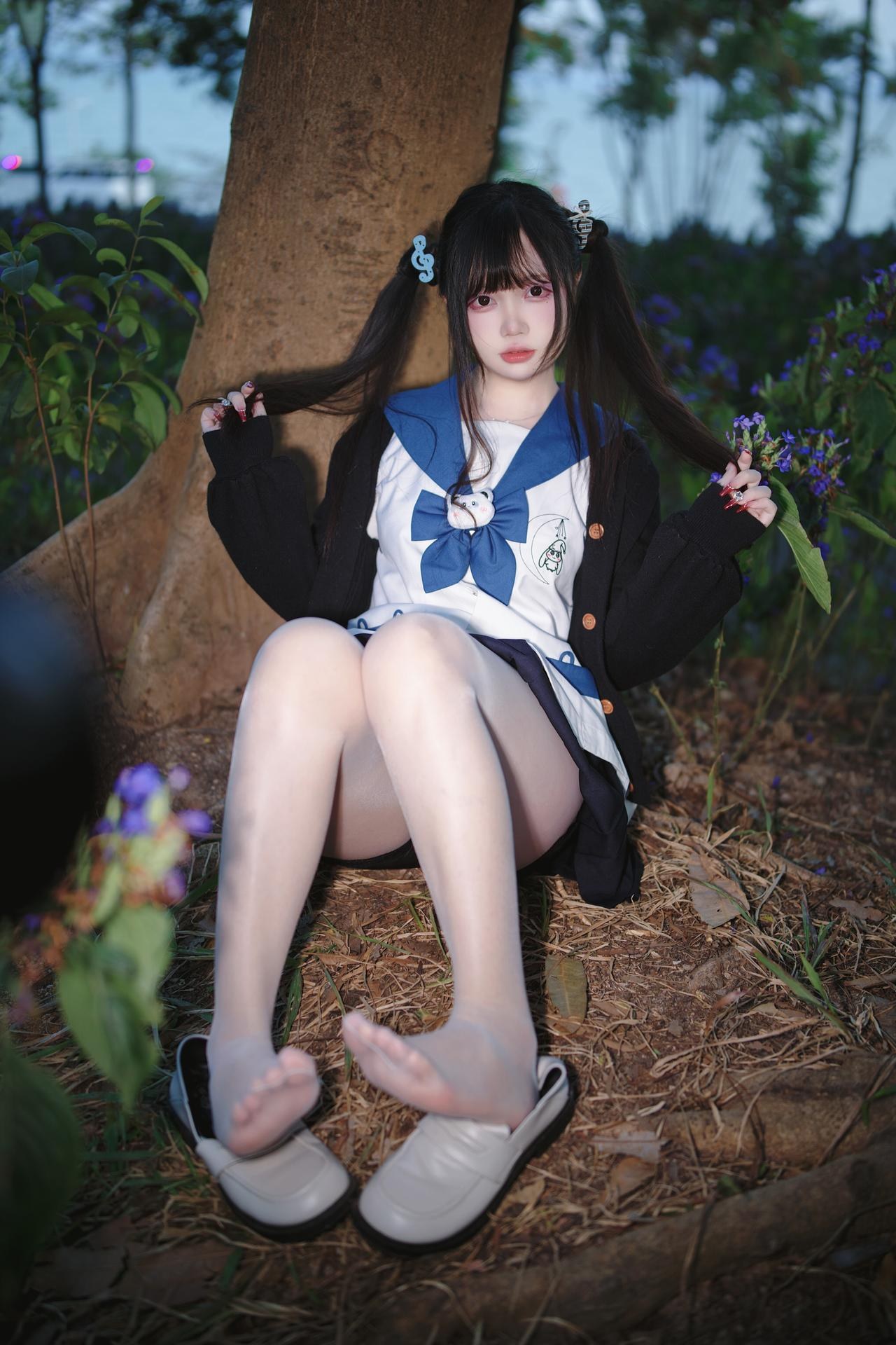 [Photo Set] Luosang w Yizi - MissKON coser school-uniform styling, uniform styling, white stockings, leg-focused poses 38P