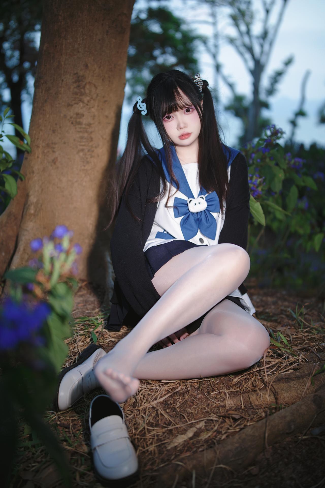 [Photo Set] Luosang w Yizi - MissKON coser school-uniform styling, uniform styling, white stockings, leg-focused poses 38P