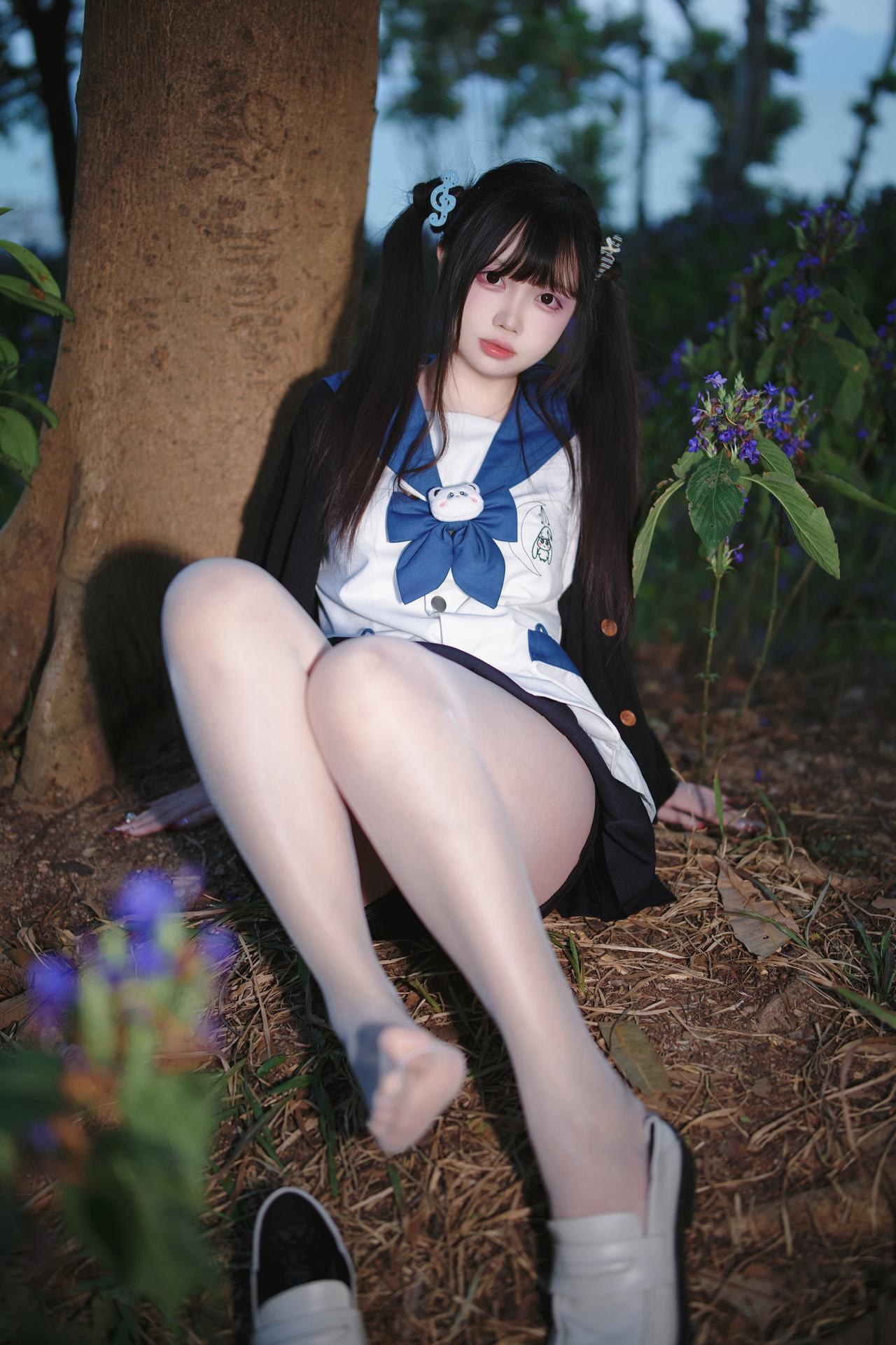 [Photo Set] Luosang w Yizi - MissKON coser school-uniform styling, uniform styling, white stockings, leg-focused poses 38P