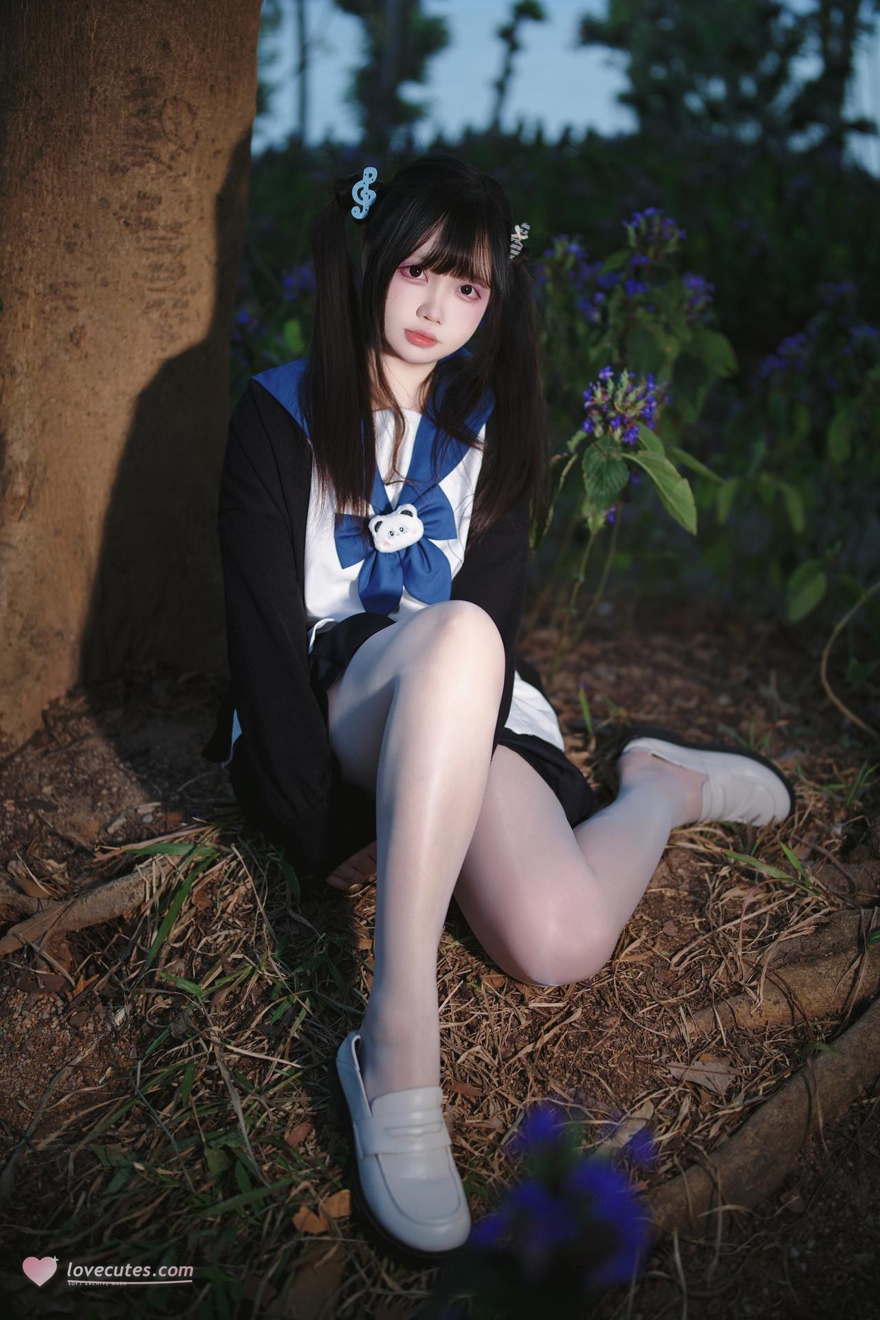 [Photo Set] Luosang w Yizi โฟโต้เซ็ต school-uniform styling, uniform styling, white stockings, leg-focused poses 38P