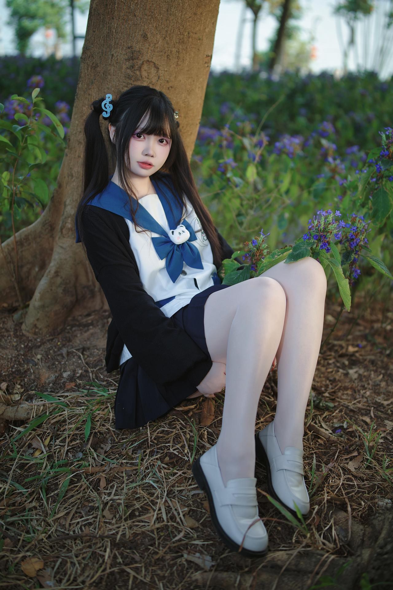 [Photo Set] Luosang w Yizi โฟโต้เซ็ต school-uniform styling, uniform styling, white stockings, leg-focused poses 38P