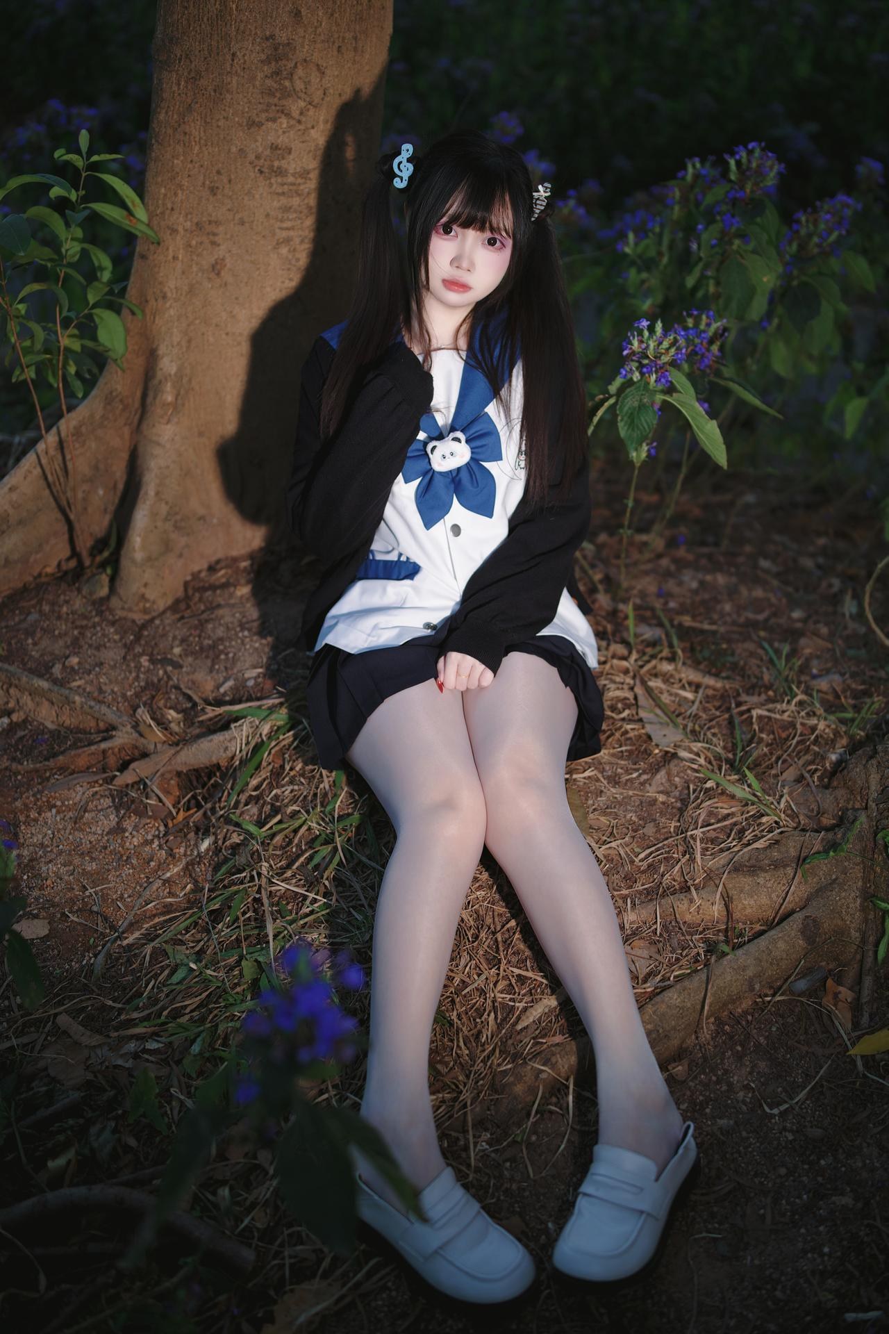 [Photo Set] Luosang w Yizi โฟโต้เซ็ต school-uniform styling, uniform styling, white stockings, leg-focused poses 38P