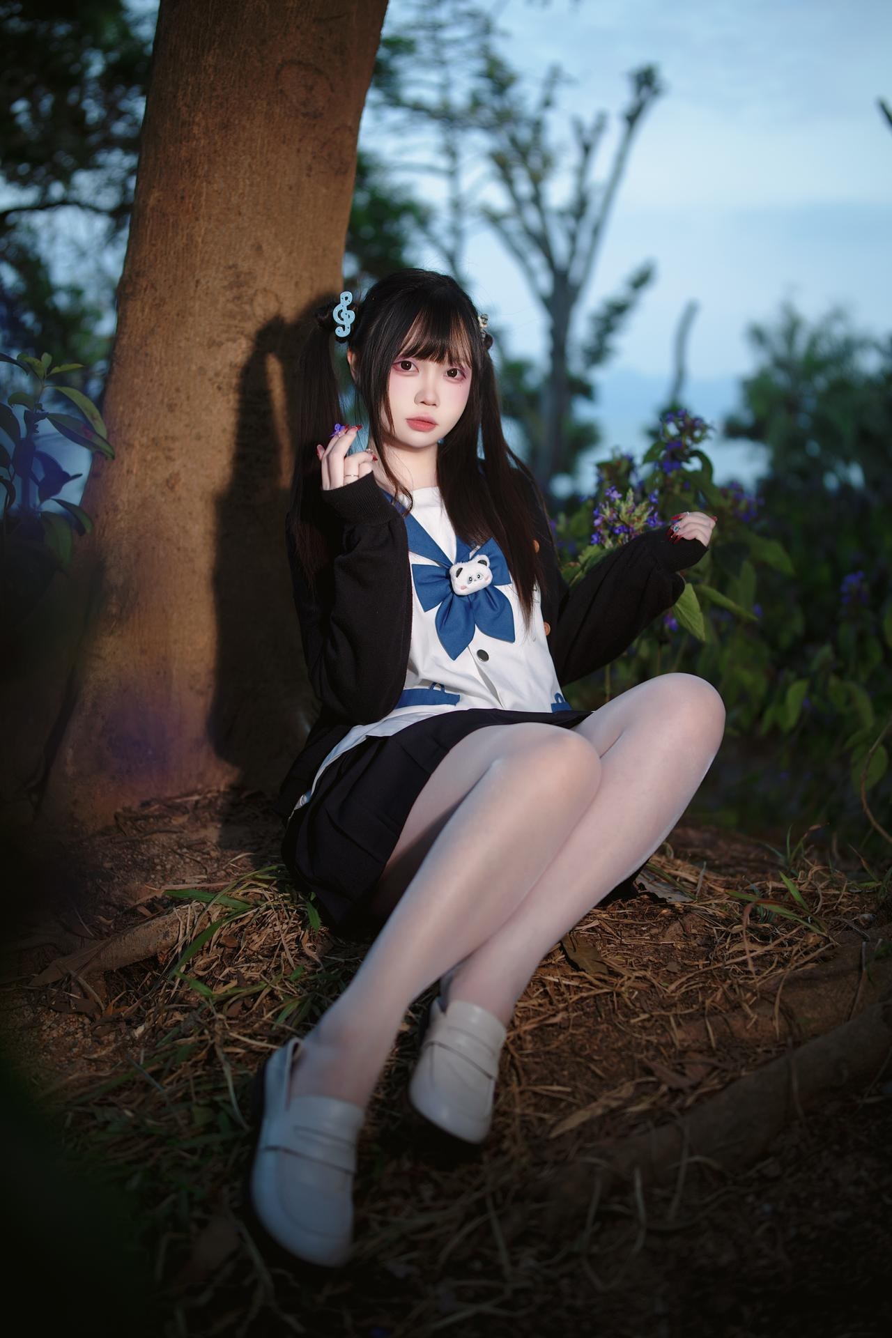 [Photo Set] Luosang w Yizi โฟโต้เซ็ต school-uniform styling, uniform styling, white stockings, leg-focused poses 38P