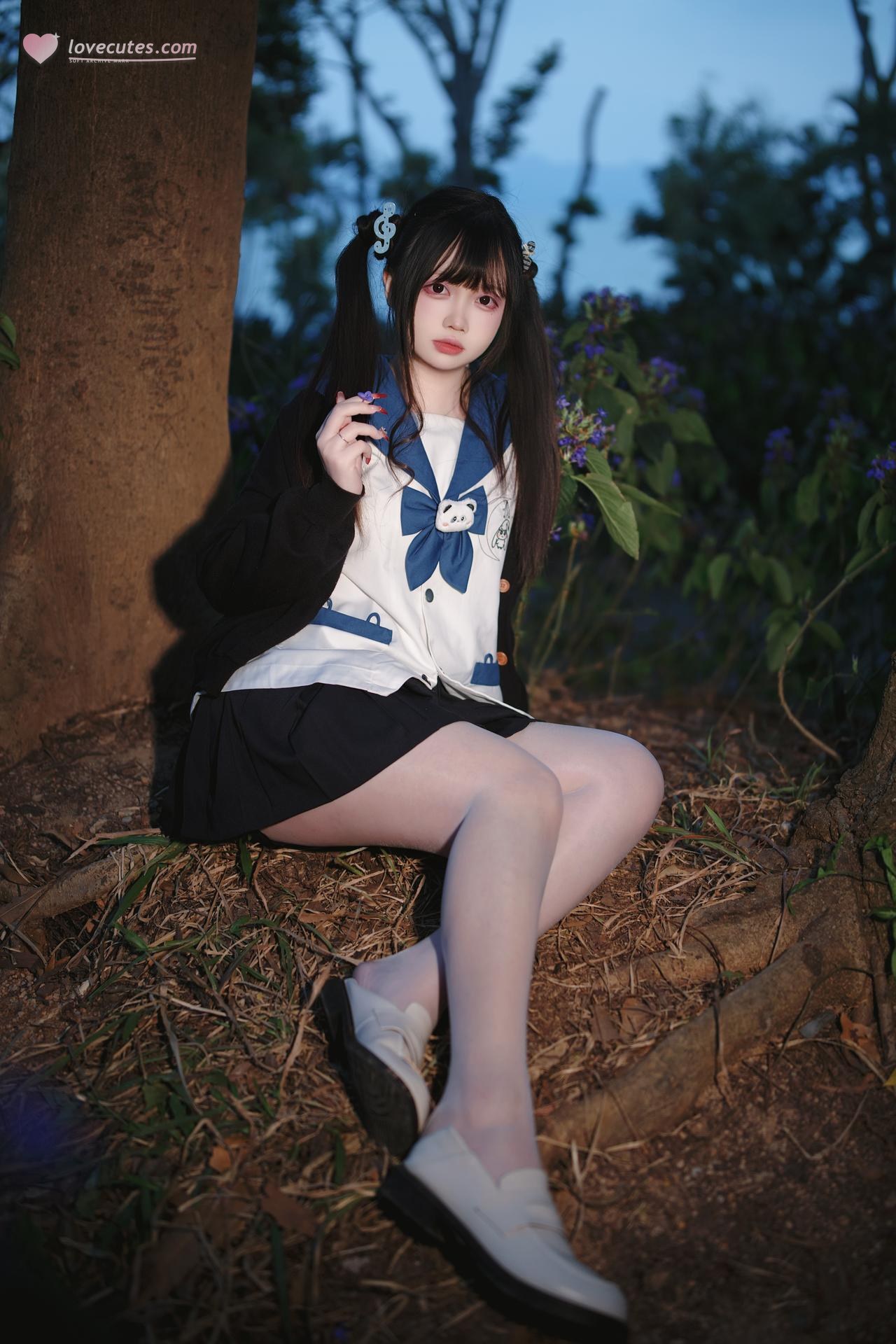 [Photo Set] Luosang w Yizi โฟโต้เซ็ต school-uniform styling, uniform styling, white stockings, leg-focused poses 38P