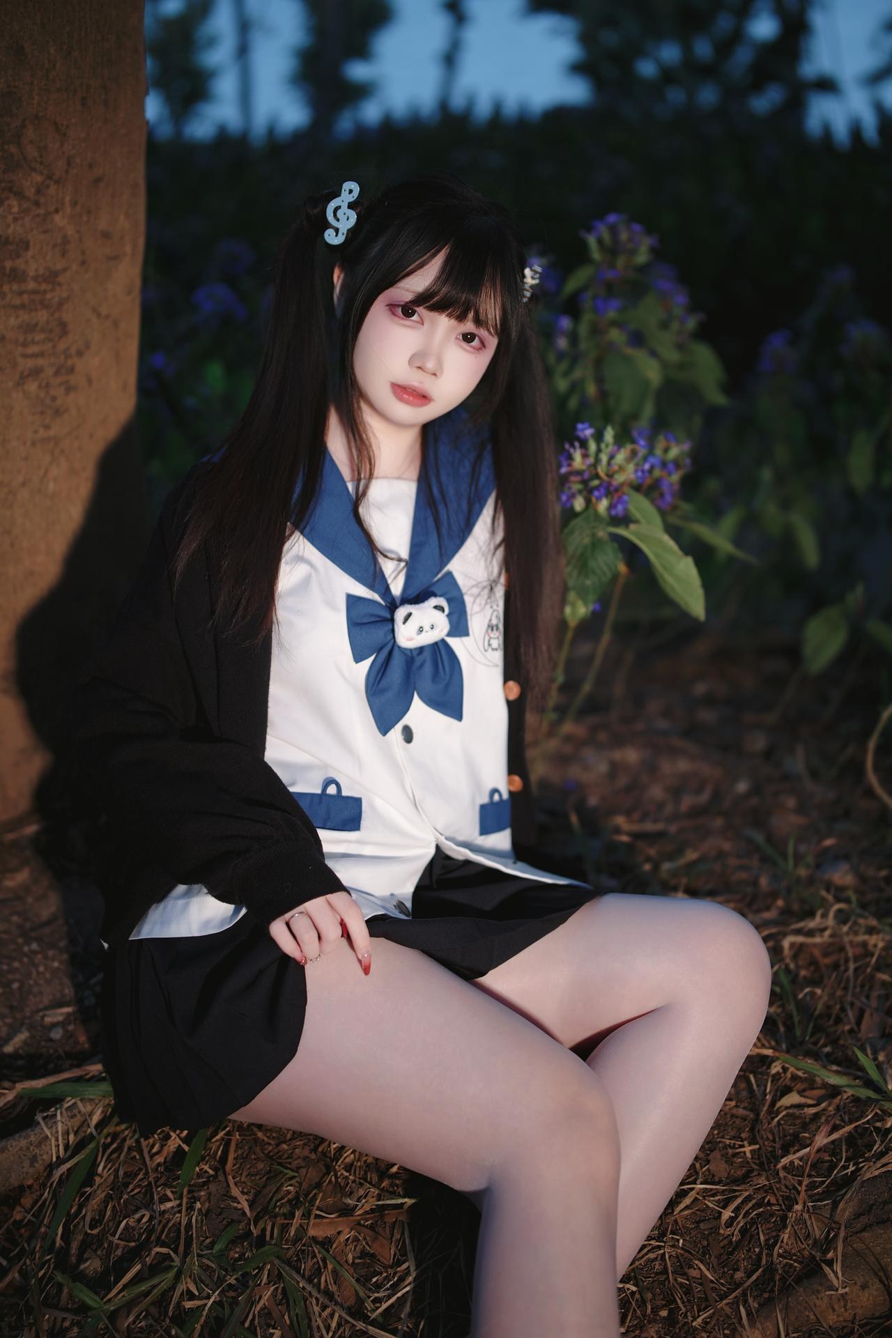 [Photo Set] Luosang w Yizi โฟโต้เซ็ต school-uniform styling, uniform styling, white stockings, leg-focused poses 38P