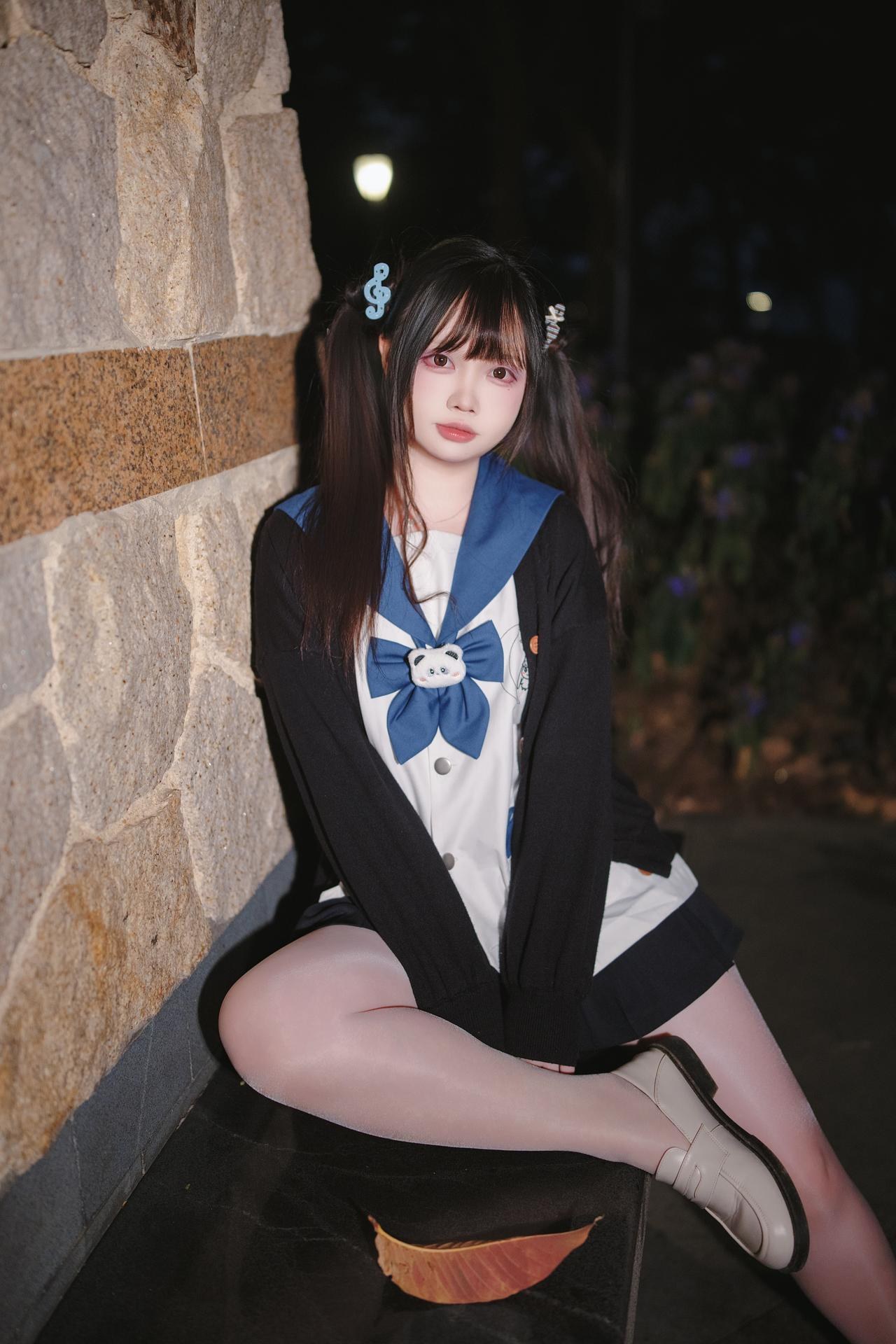 [Photo Set] Luosang w Yizi โฟโต้เซ็ต school-uniform styling, uniform styling, white stockings, leg-focused poses 38P