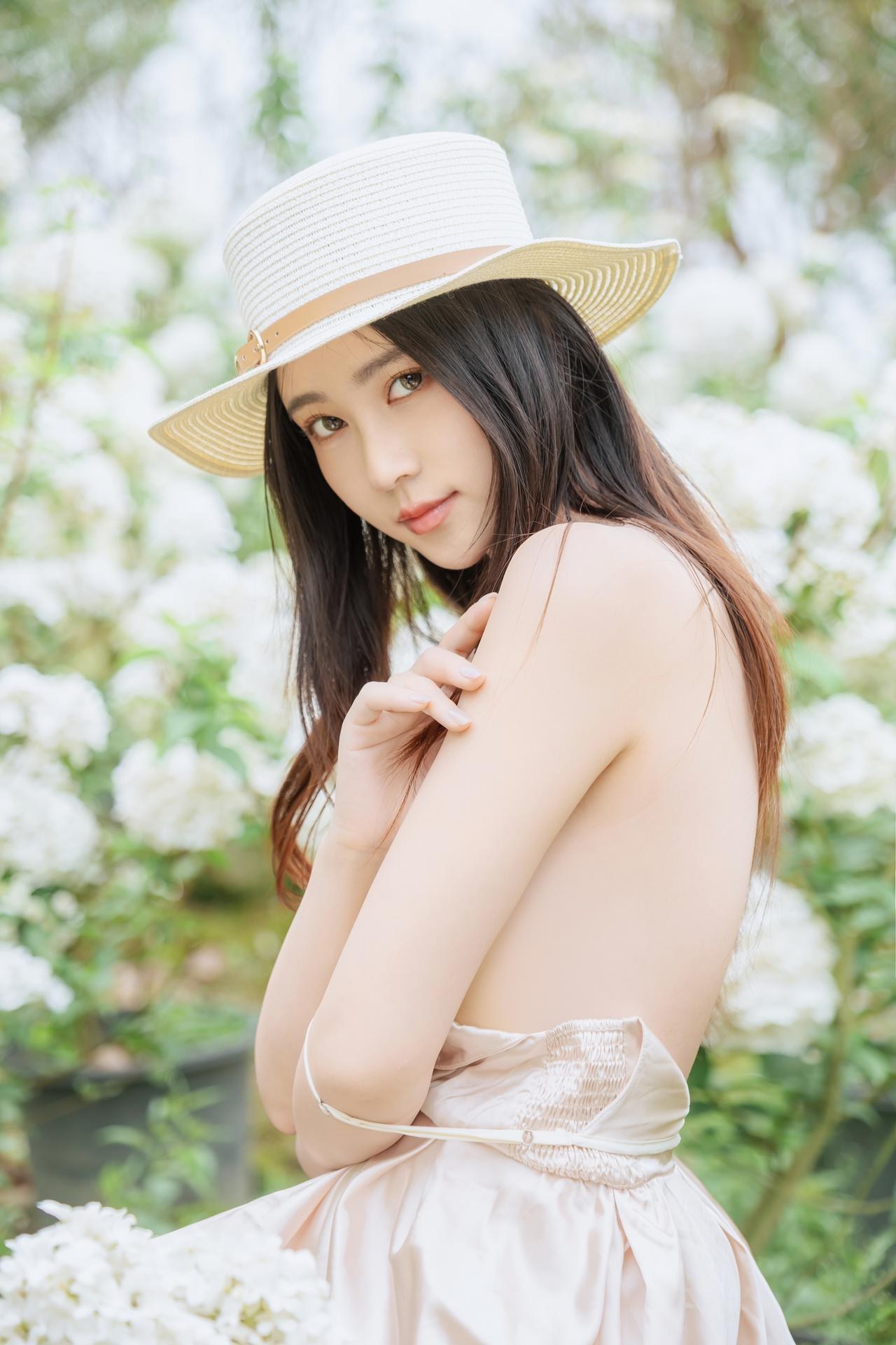 [화보] 年年Nnian - 木绣球 花园木绣球白裙 户外美腿写真 82P