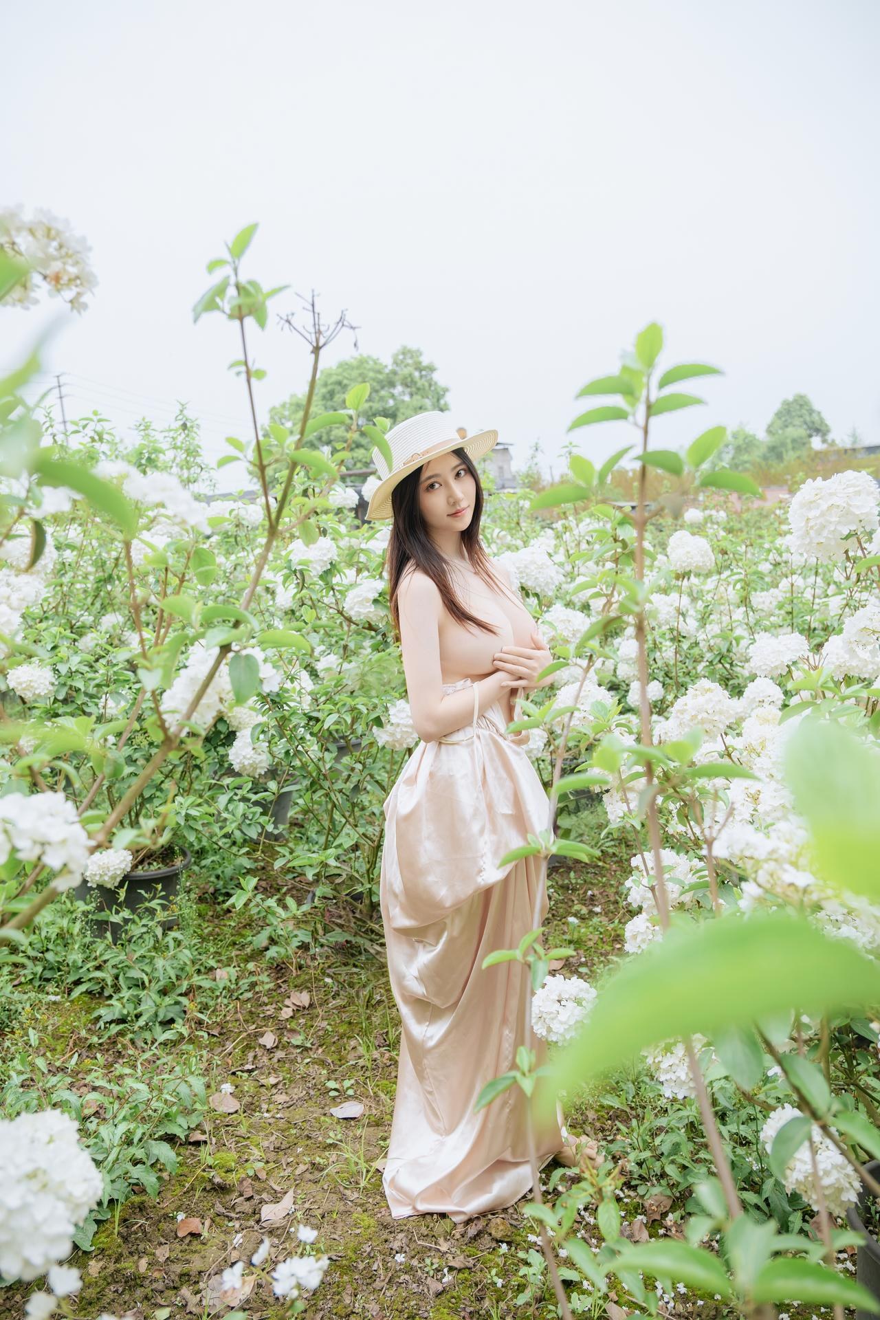 [화보] 年年Nnian - 木绣球 花园木绣球白裙 户外美腿写真 82P