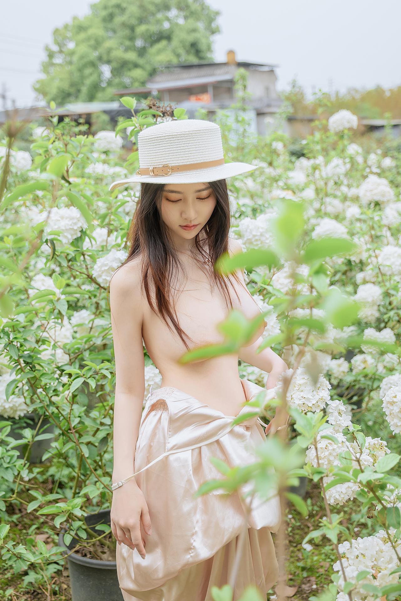 [화보] 年年Nnian - 木绣球 花园木绣球白裙 户外美腿写真 82P