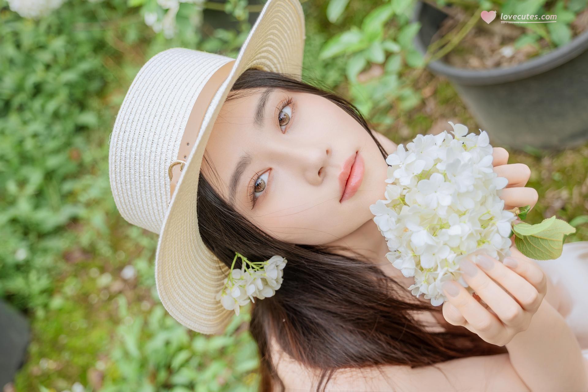 [화보] 年年Nnian - 木绣球 花园木绣球白裙 户外美腿写真 82P