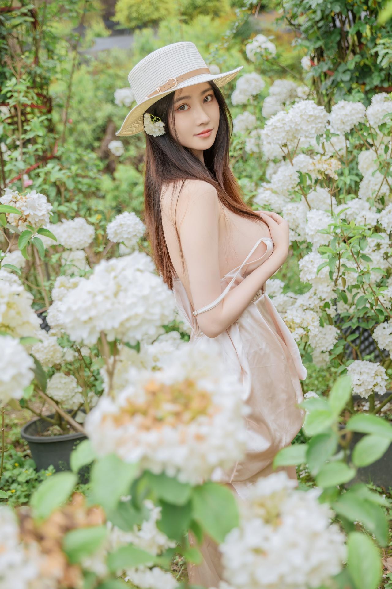 [화보] 年年Nnian - 木绣球 花园木绣球白裙 户外美腿写真 82P