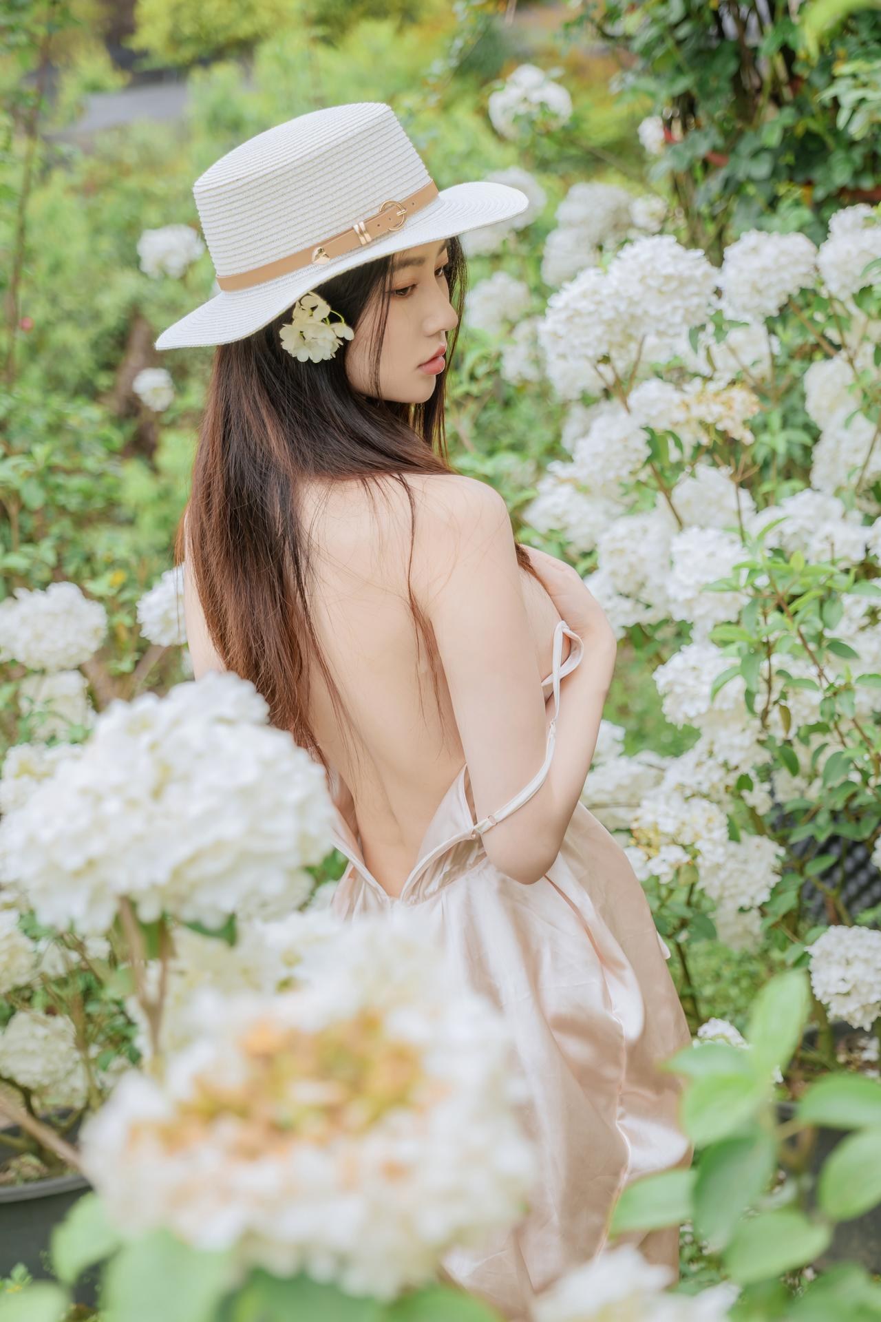[화보] 年年Nnian - 木绣球 花园木绣球白裙 户外美腿写真 82P