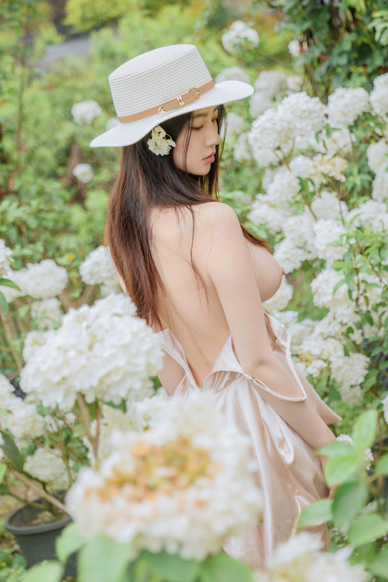 [화보] 年年Nnian - 木绣球 花园木绣球白裙 户外美腿写真 82P