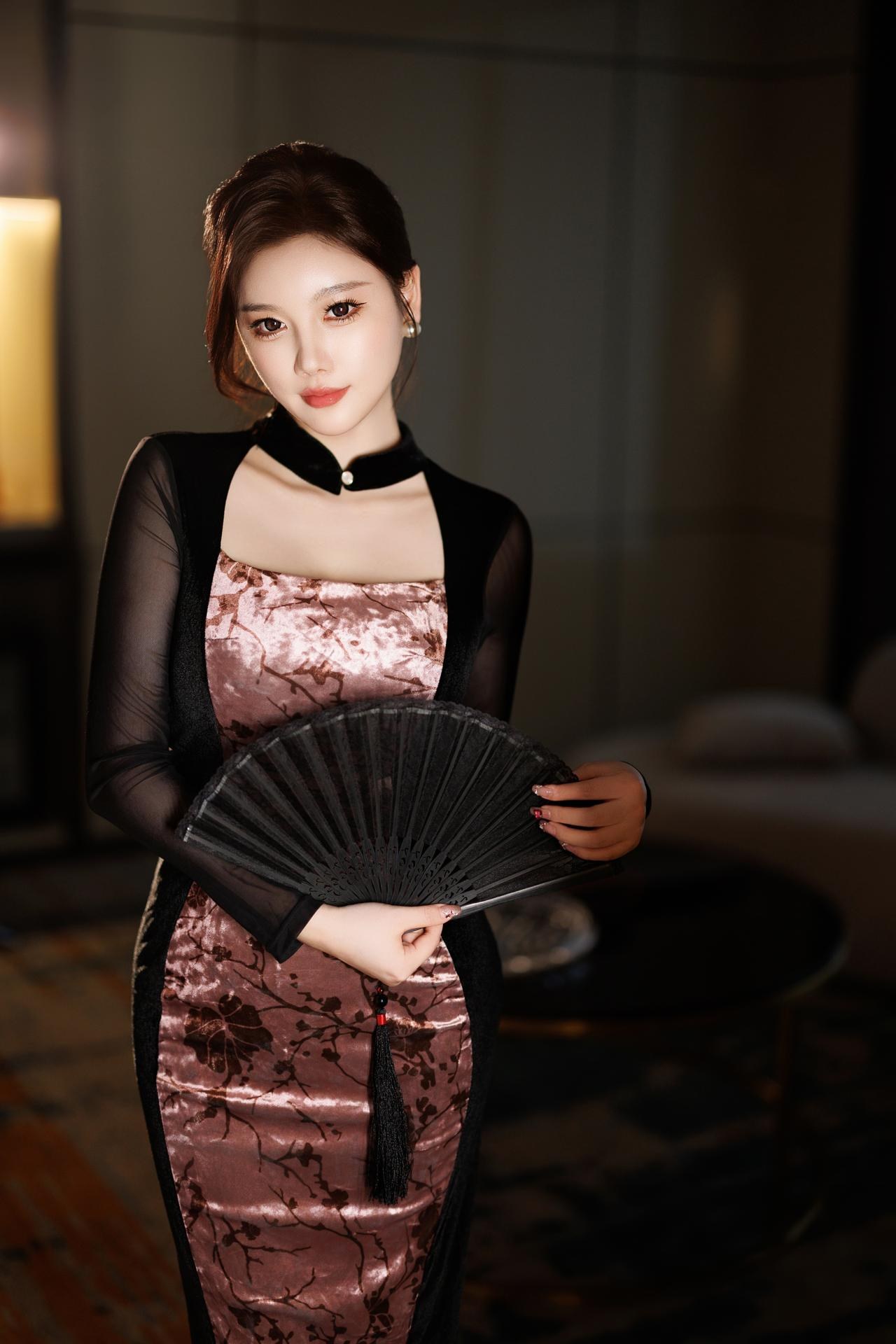 [模特] Yang Chen Chen (杨晨晨Yome) - 秀人網模特 西安旅拍：黑色開衩旗袍旅拍 黑絲美腿 83P