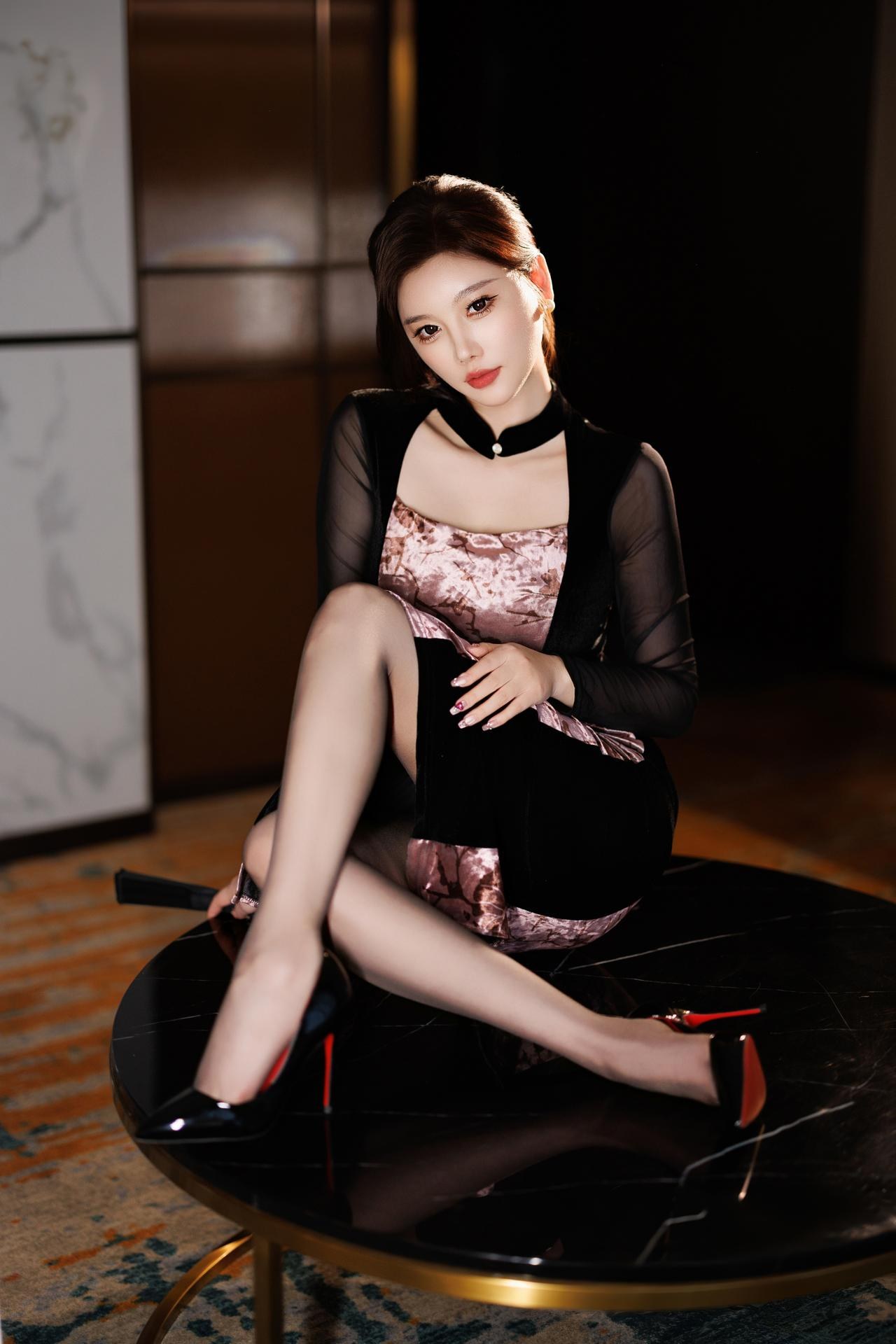 [모델] Yang Chen Chen (杨晨晨Yome) - 秀人网模特 西安旅拍 黑色开衩旗袍旅拍 黑丝美腿 83P