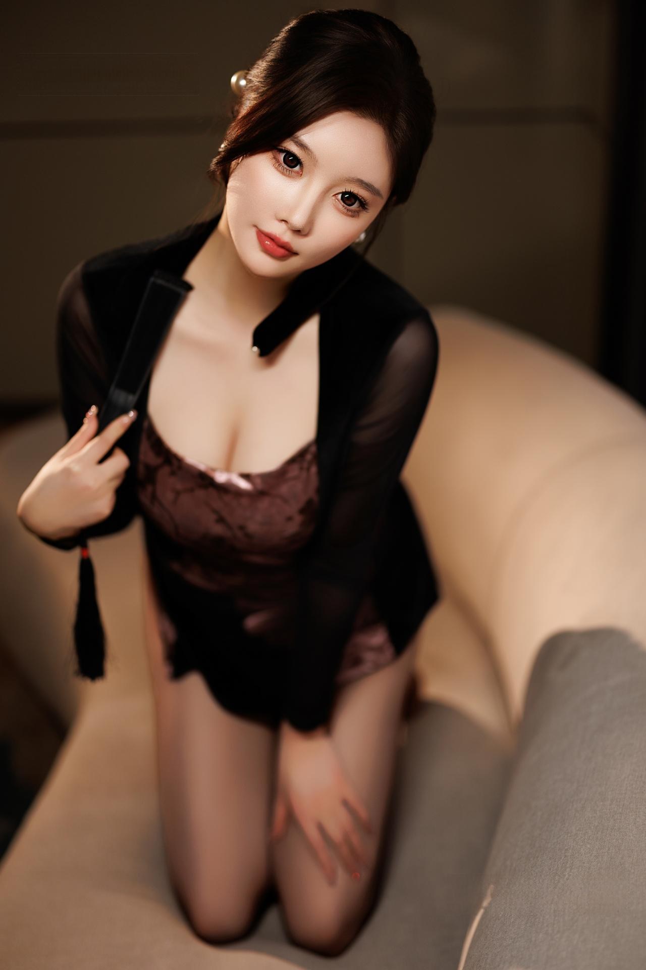 [モデル] Yang Chen Chen (杨晨晨Yome) - 秀人网模特 西安旅拍 黑色开衩旗袍旅拍 黑丝美腿 83P