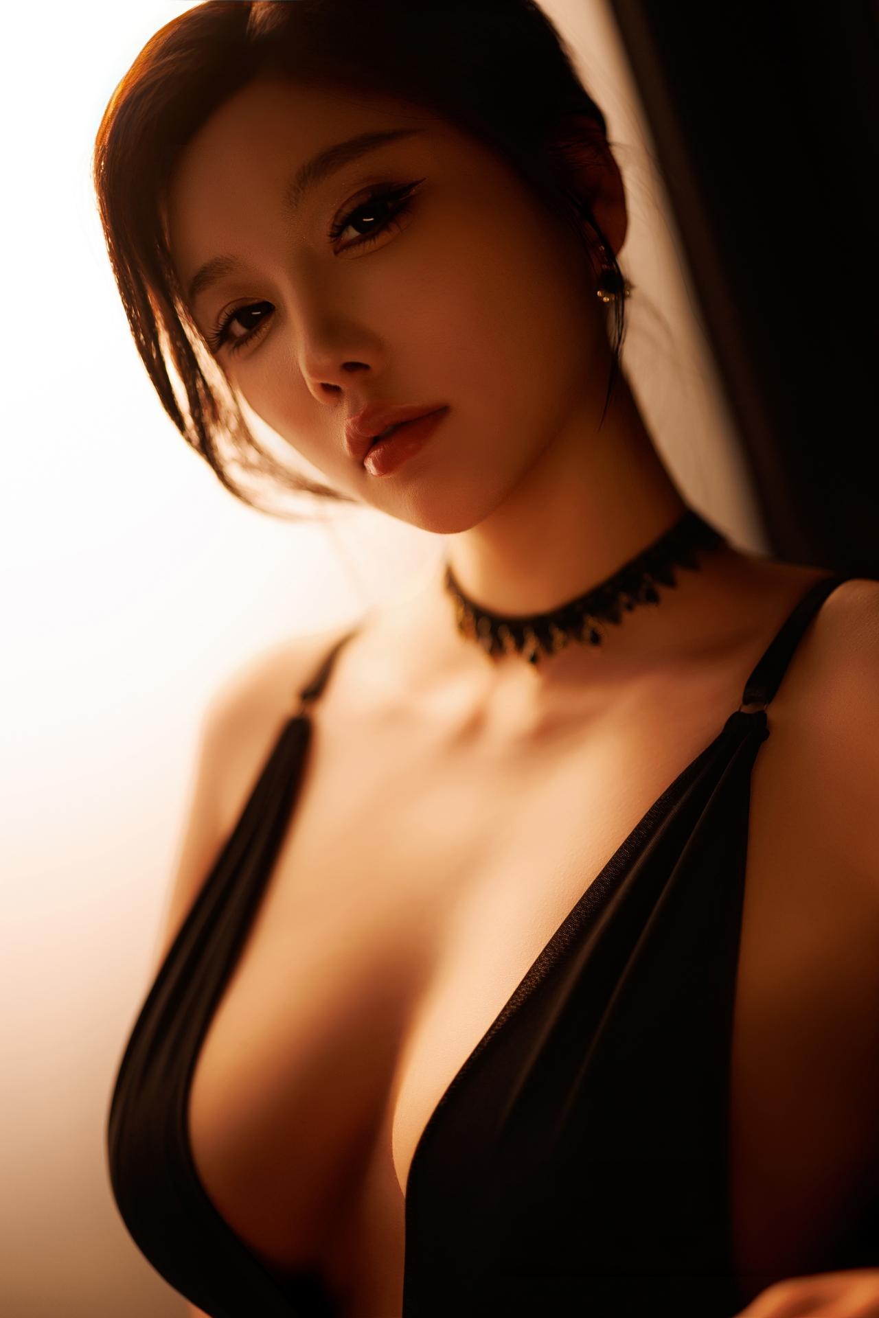 [모델] Yang Chen Chen (杨晨晨Yome) - 秀人网模特 西安旅拍 黑色开衩旗袍旅拍 黑丝美腿 83P