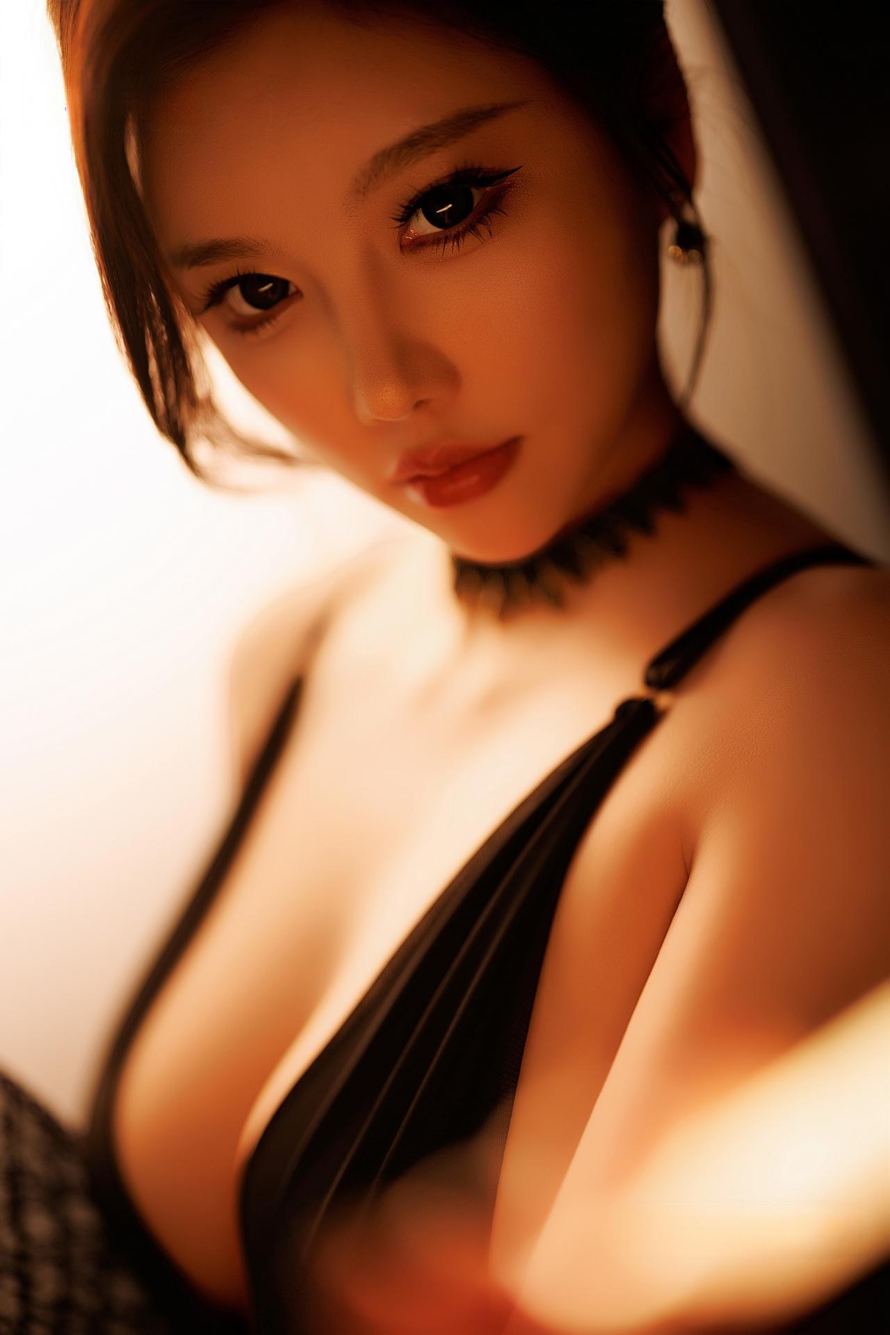 [모델] Yang Chen Chen (杨晨晨Yome) - 秀人网模特 西安旅拍 黑色开衩旗袍旅拍 黑丝美腿 83P