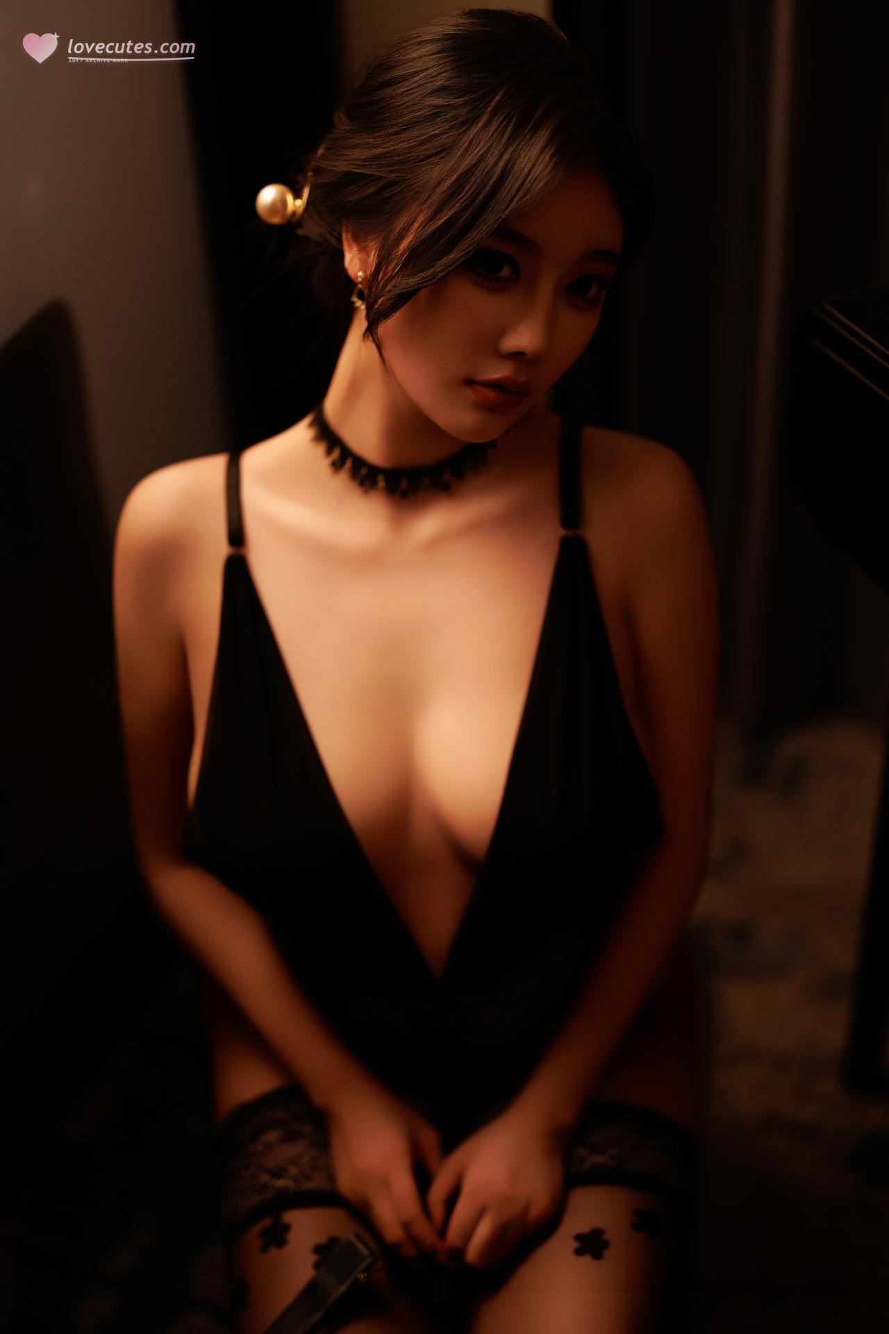 [モデル] Yang Chen Chen (杨晨晨Yome) - 秀人网模特 西安旅拍 黑色开衩旗袍旅拍 黑丝美腿 83P