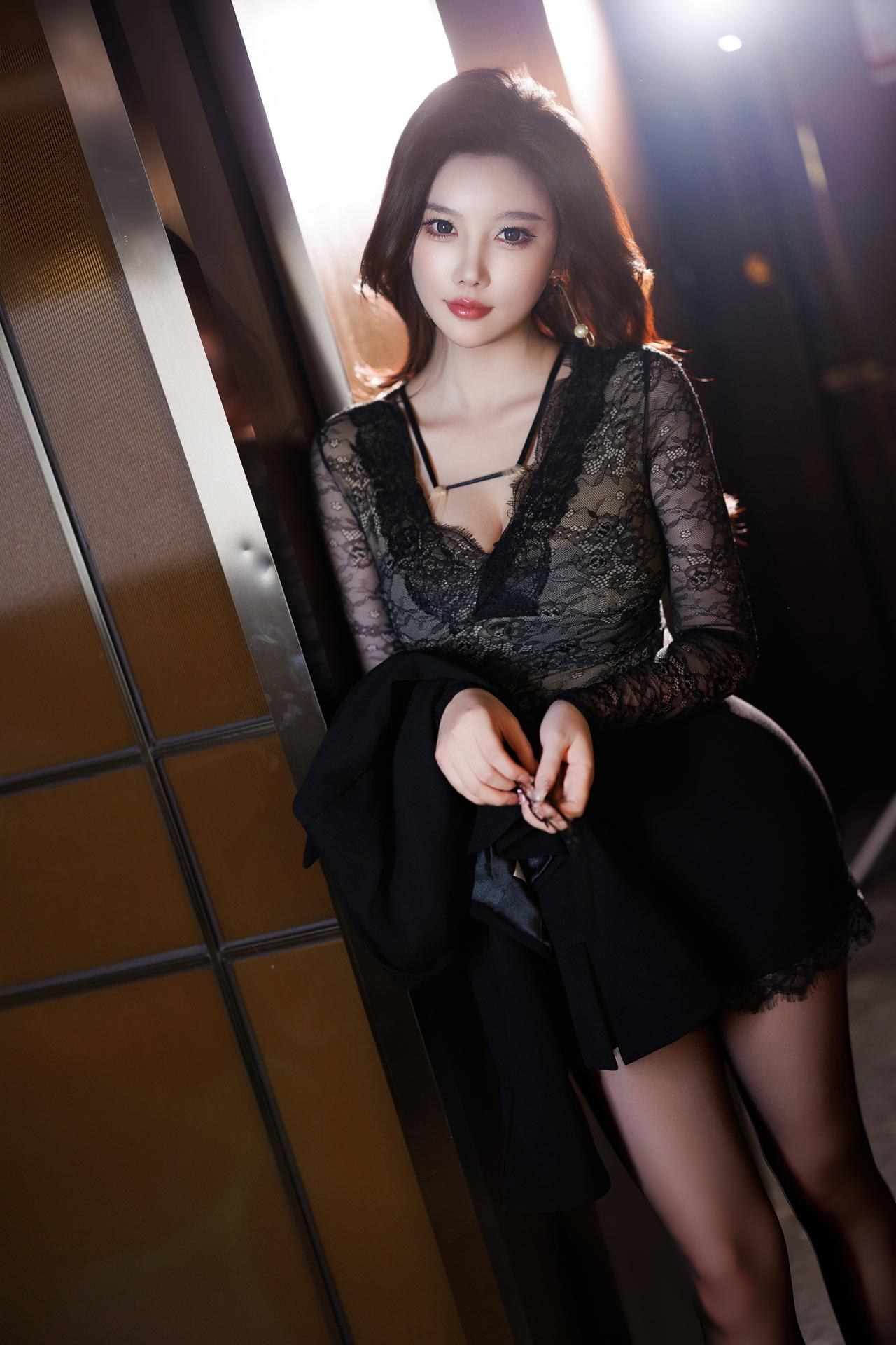 [模特] Yang Chen Chen (杨晨晨Yome) - 秀人网模特 黑丝蛇妖：黑丝蛇妖情趣内衣 美腿大尺度 81P