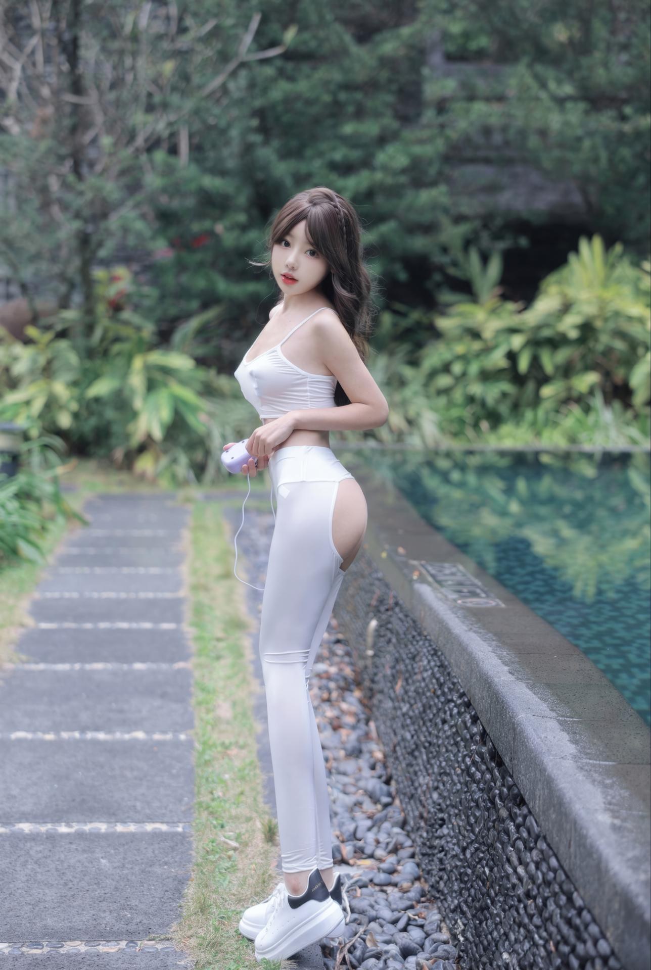 [模特] 桃妖夭 - 秀人网模特 户外：秀人网模特户外写真美腿 80P