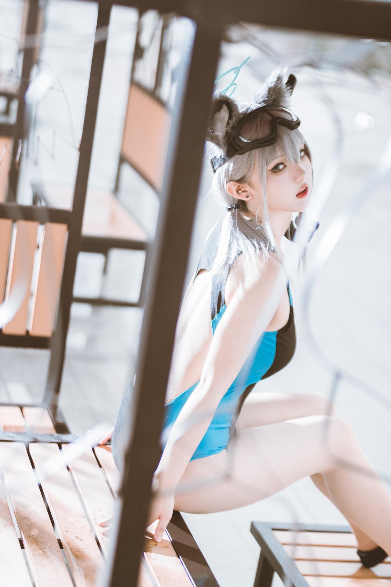 [cosplay] Lu - 蔚蓝档案 砂狼白子：蔚蓝档案 砂狼白子 水着角色還原美腿 15P