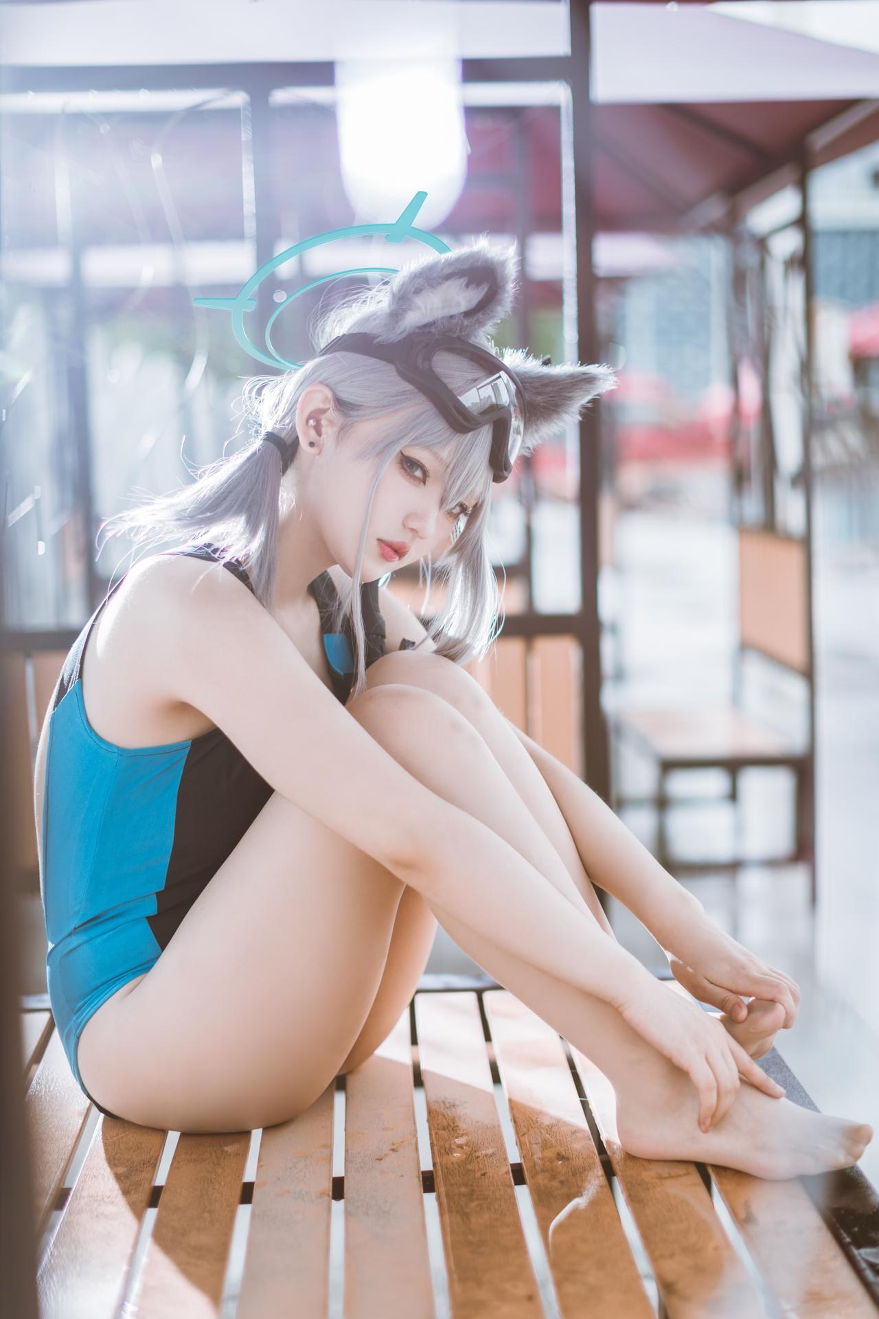 [cosplay] Lu - 蔚蓝档案 砂狼白子：蔚蓝档案 砂狼白子 水着角色還原美腿 15P