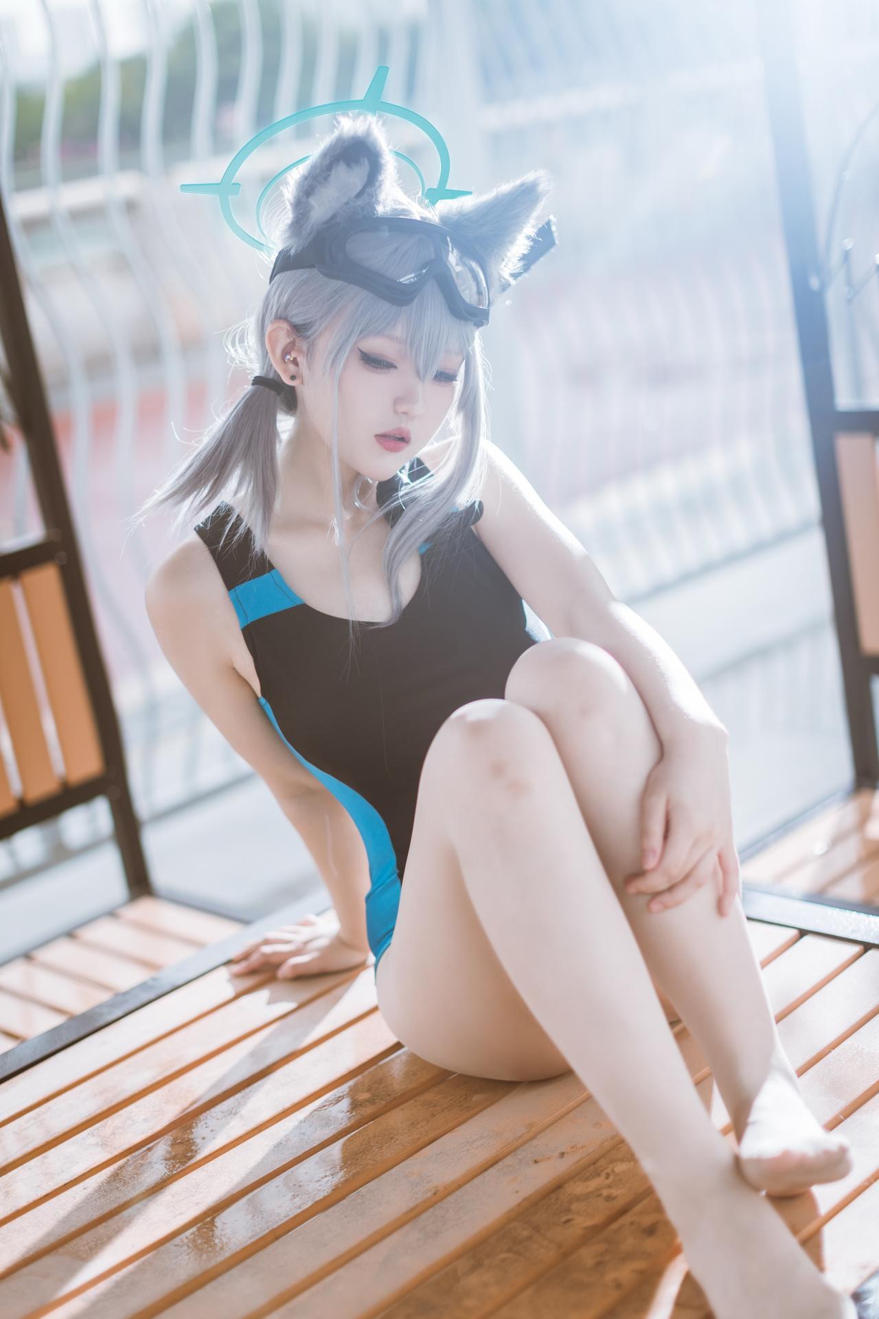 [cosplay] Lu - 蔚蓝档案 砂狼白子：蔚蓝档案 砂狼白子 水着角色還原美腿 15P