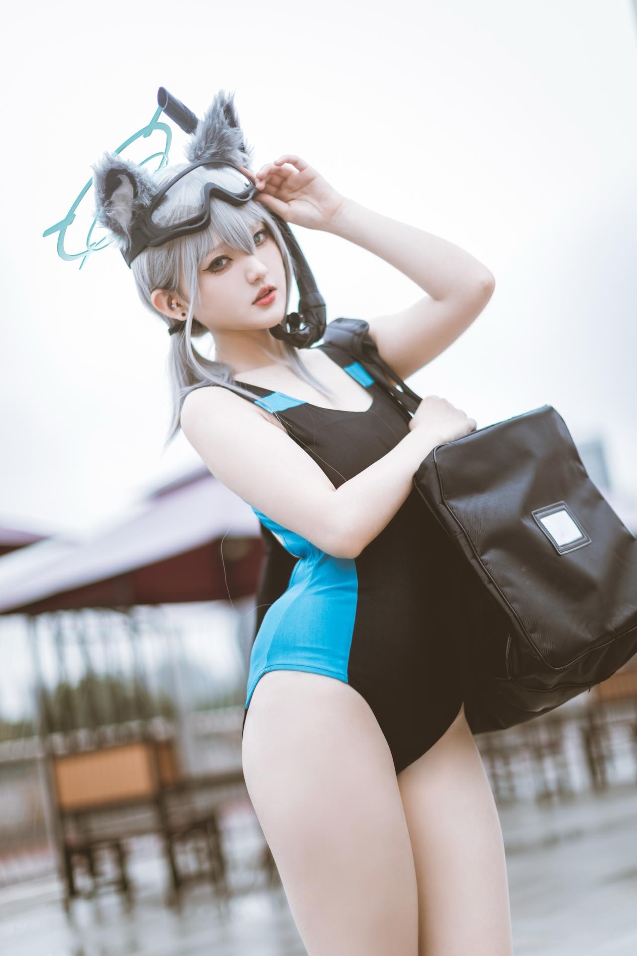 [cosplay] Lu - 蔚蓝档案 砂狼白子：蔚蓝档案 砂狼白子 水着角色還原美腿 15P