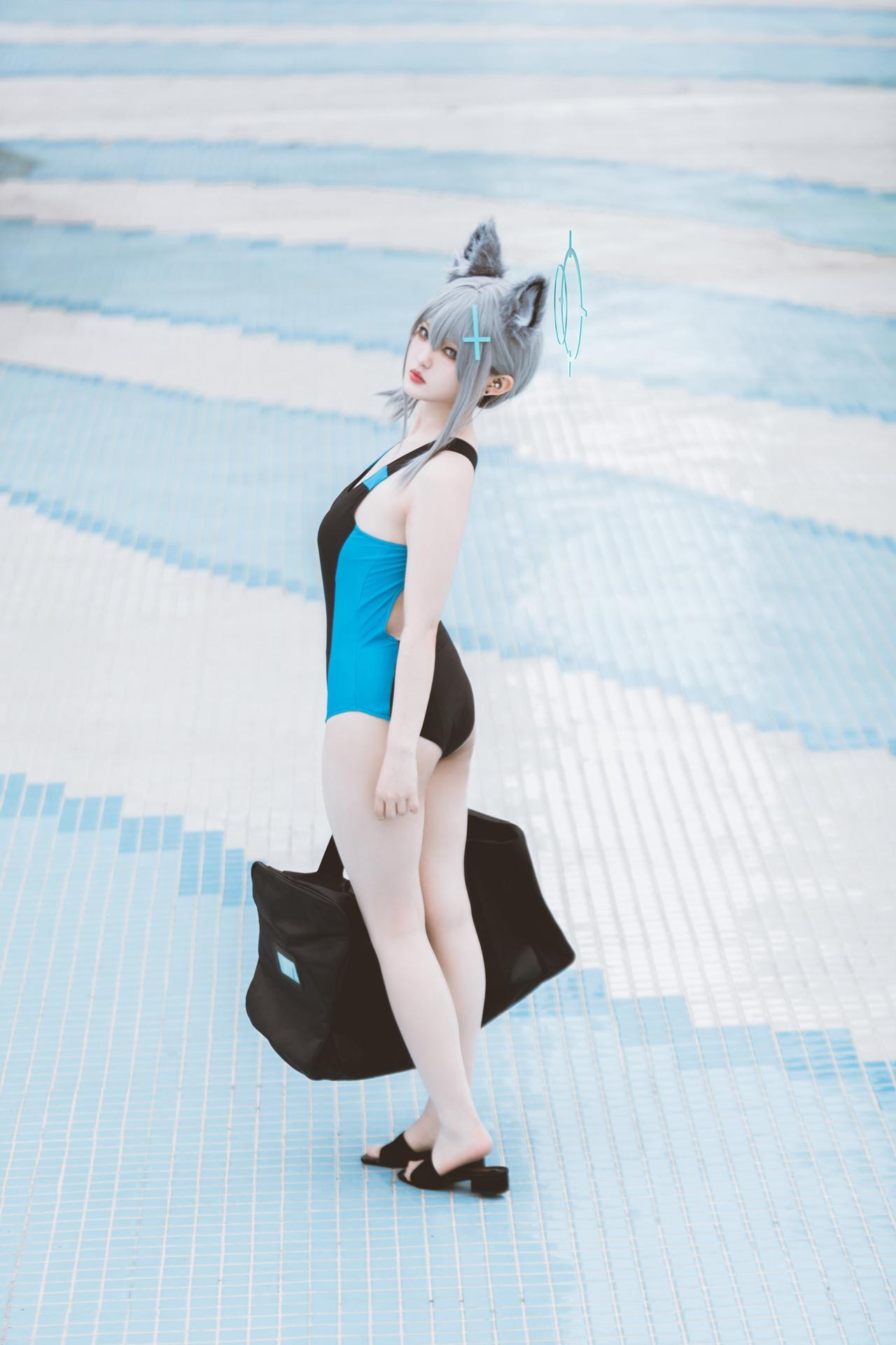 [cosplay] Lu - 蔚蓝档案 砂狼白子：蔚蓝档案 砂狼白子 水着角色還原美腿 15P