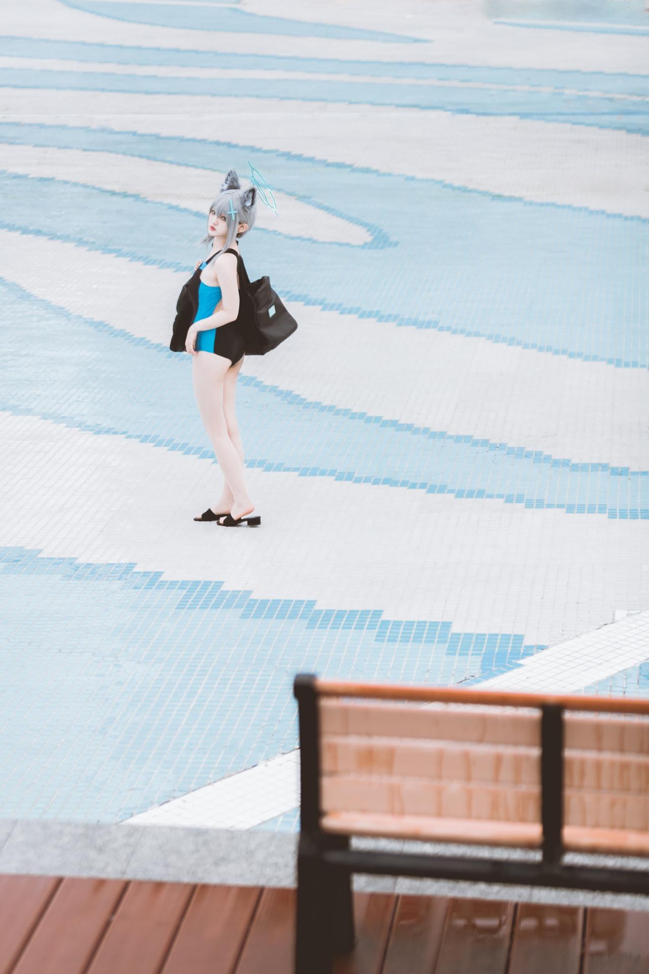 [cosplay] Lu - 蔚蓝档案 砂狼白子：蔚蓝档案 砂狼白子 水着角色還原美腿 15P