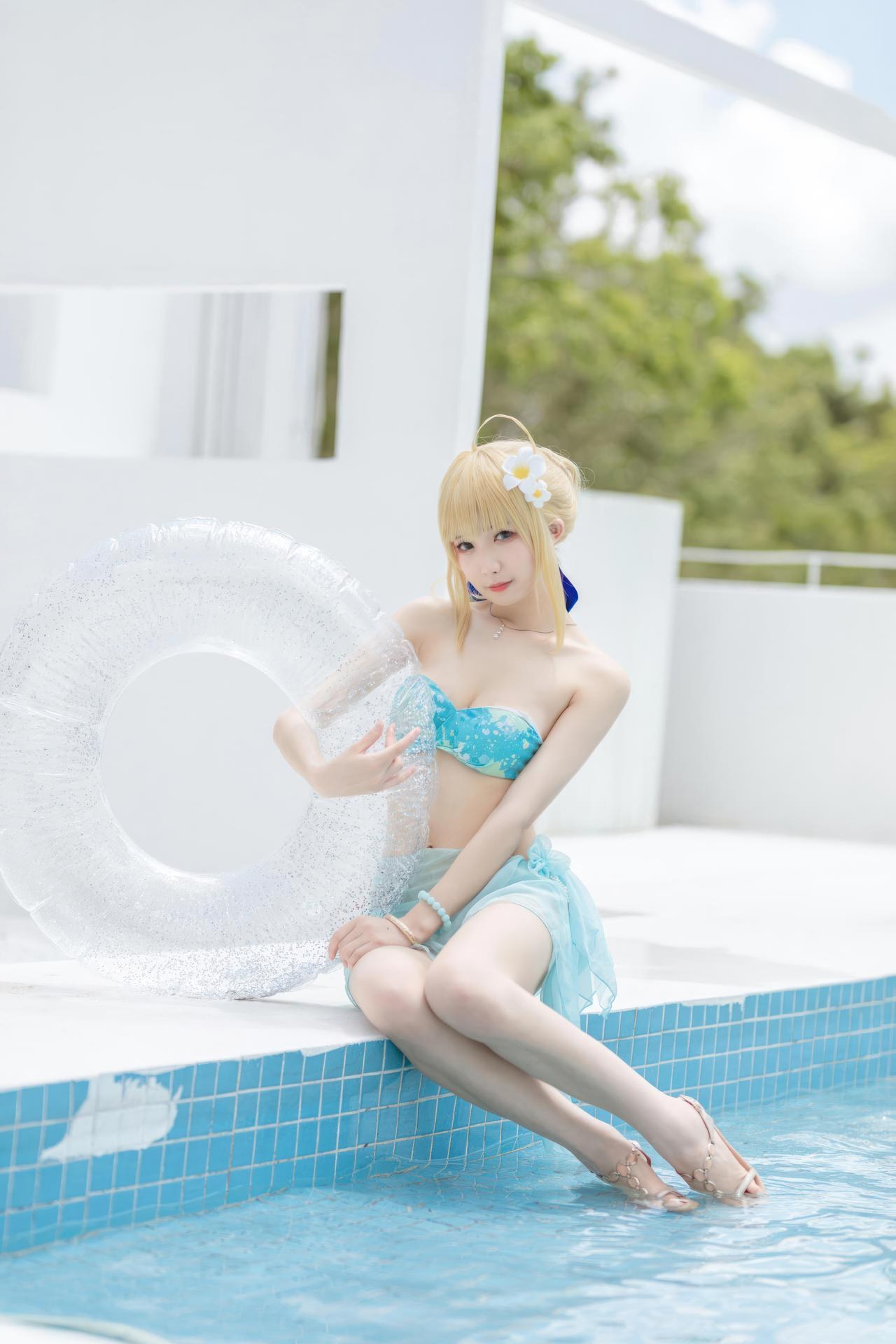 [cosplay] 封疆疆v - FGO Saber 泳装：FGO Saber 泳装角色還原美腿大尺度 49P
