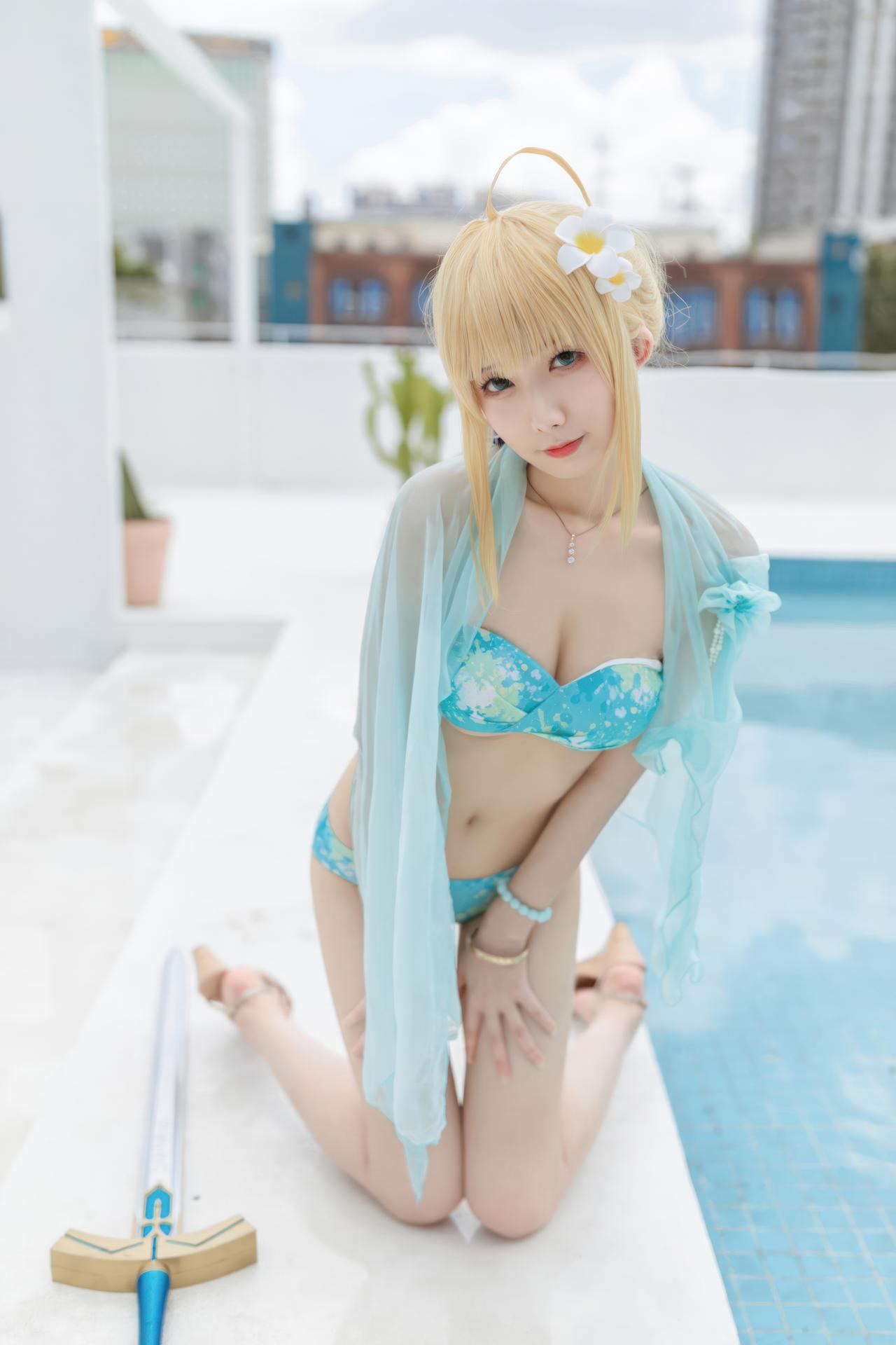 [cosplay] 封疆疆v - FGO Saber 泳装：FGO Saber 泳装角色還原美腿大尺度 49P