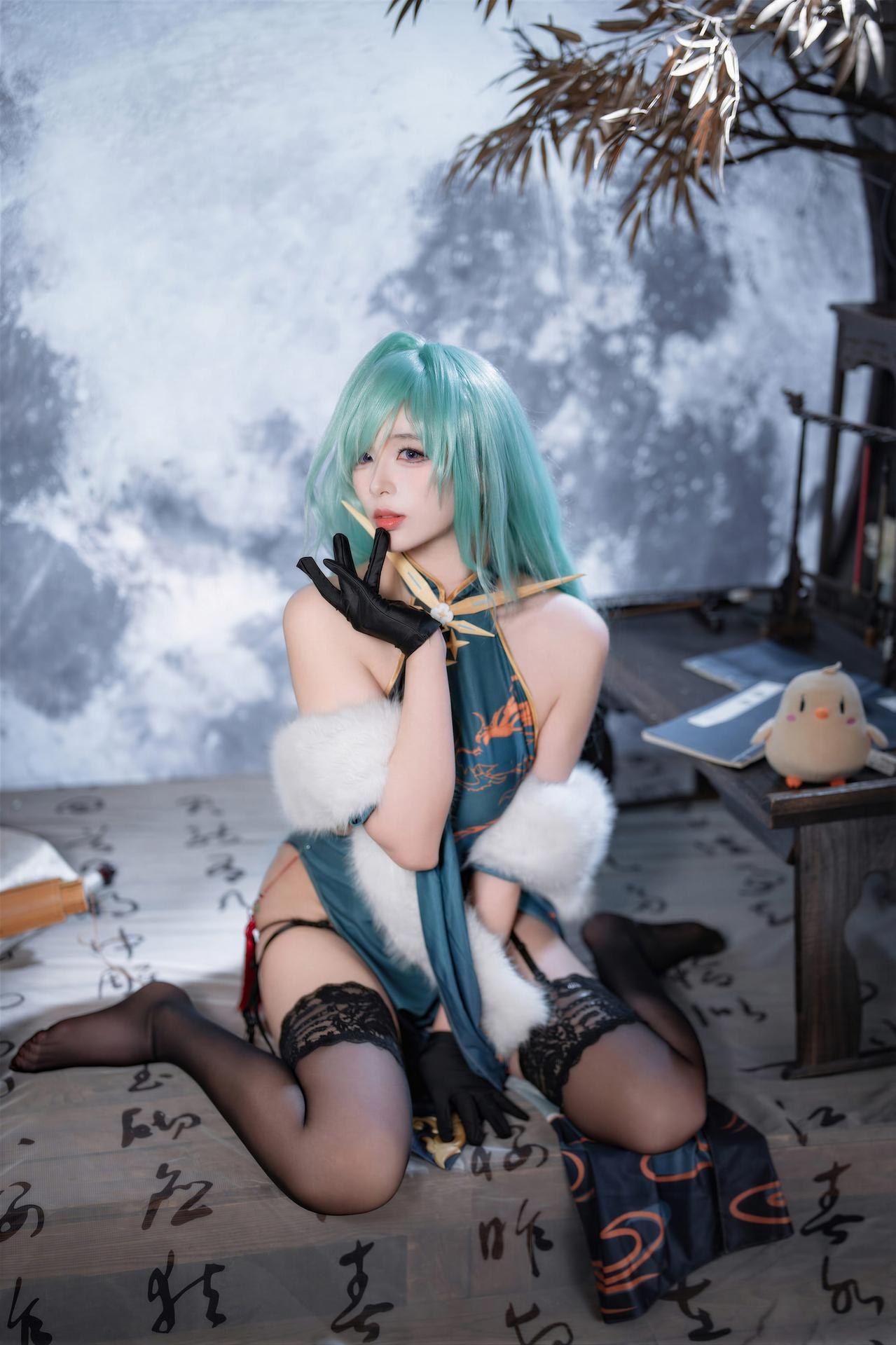 [cosplay] 轩萧学姐 - 碧蓝航线 莫斯科旗袍：碧蓝航线 莫斯科旗袍角色還原旗袍美腿 50P