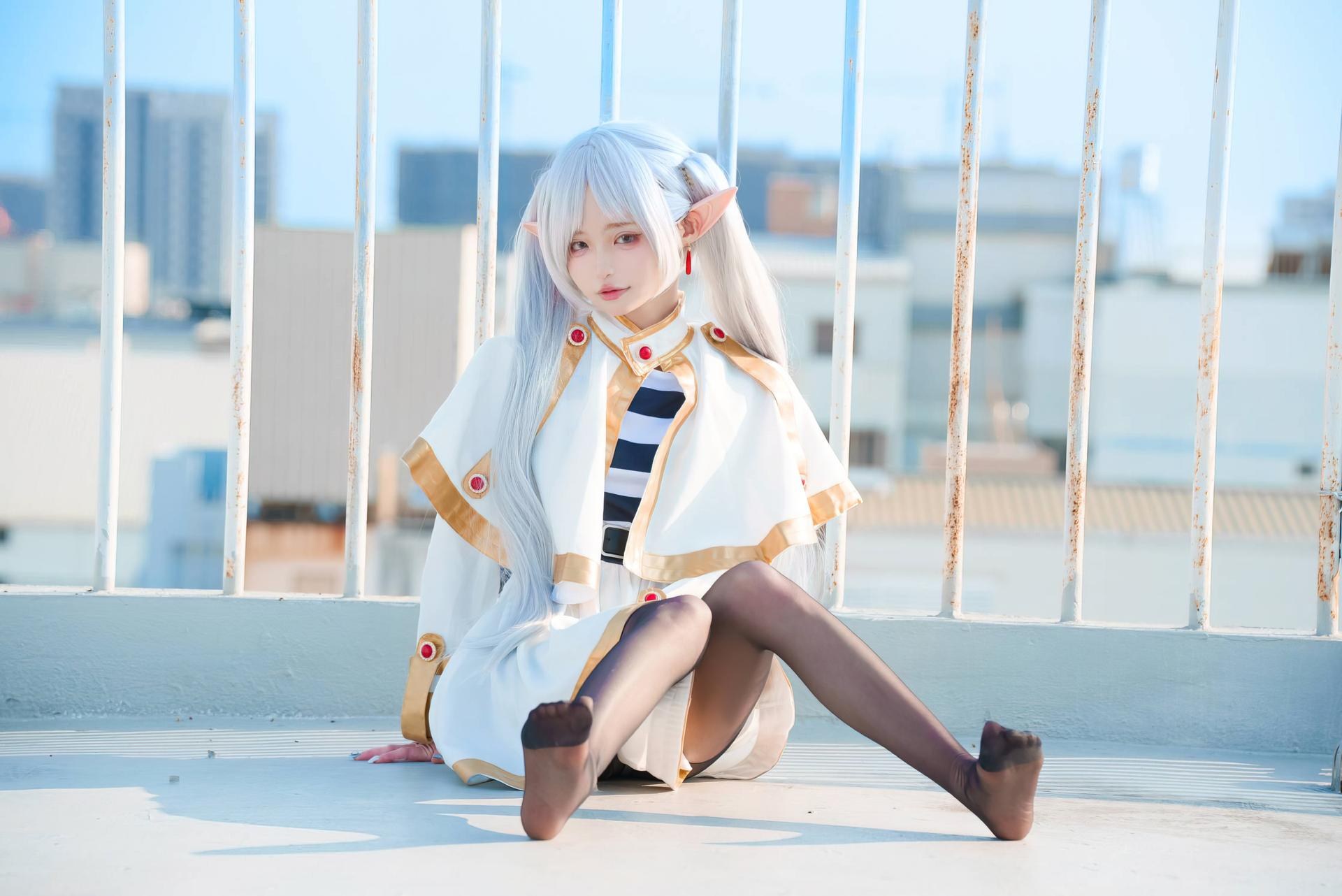 [Cosplay] Irisuare - Frieren rooftop elf cosplay with black stockings 31P