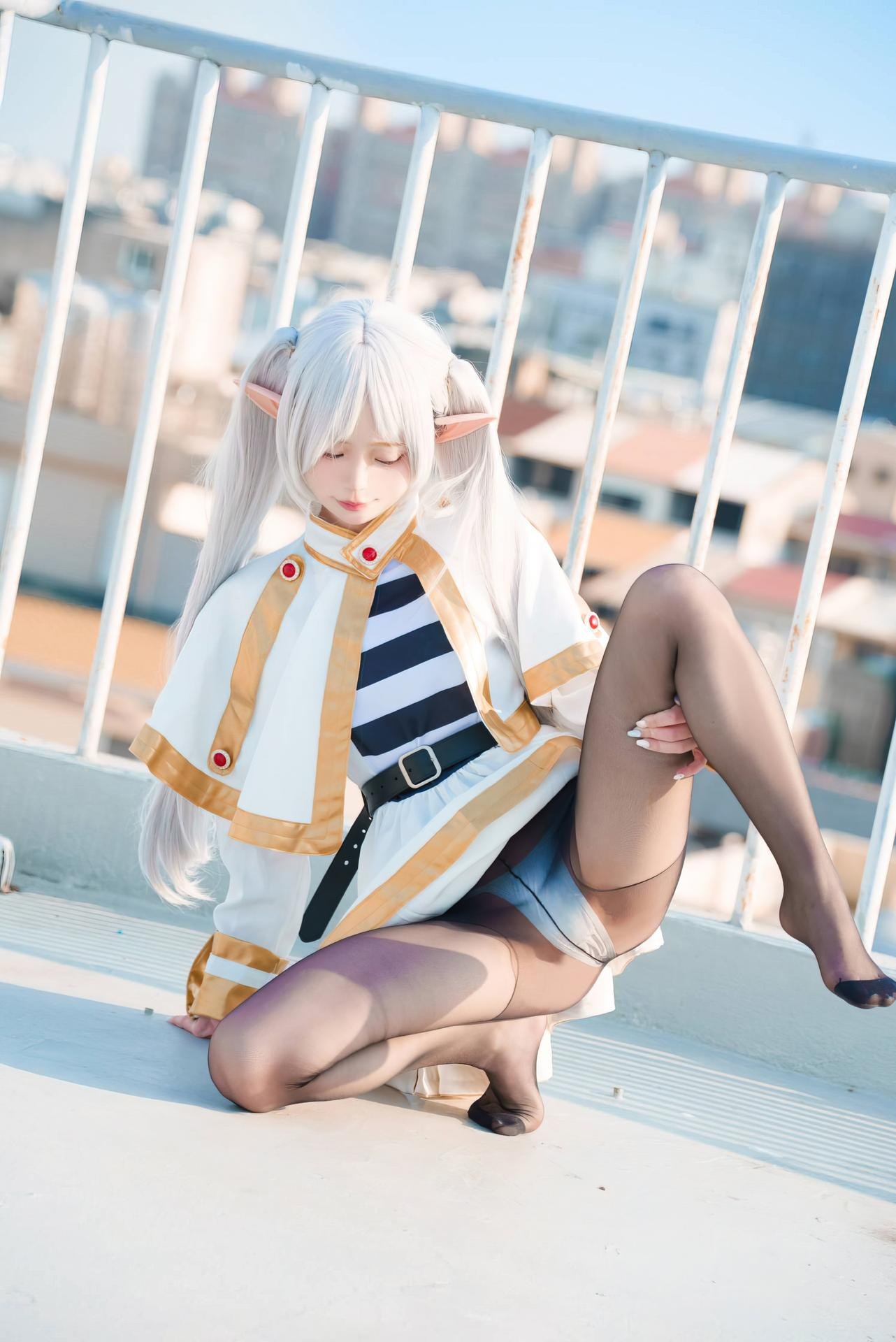 [Cosplay] Irisuare - Frieren rooftop elf cosplay with black stockings 31P