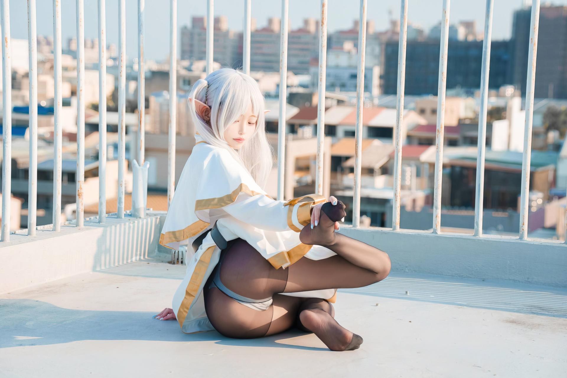[Cosplay] Irisuare - Frieren rooftop elf cosplay with black stockings 31P