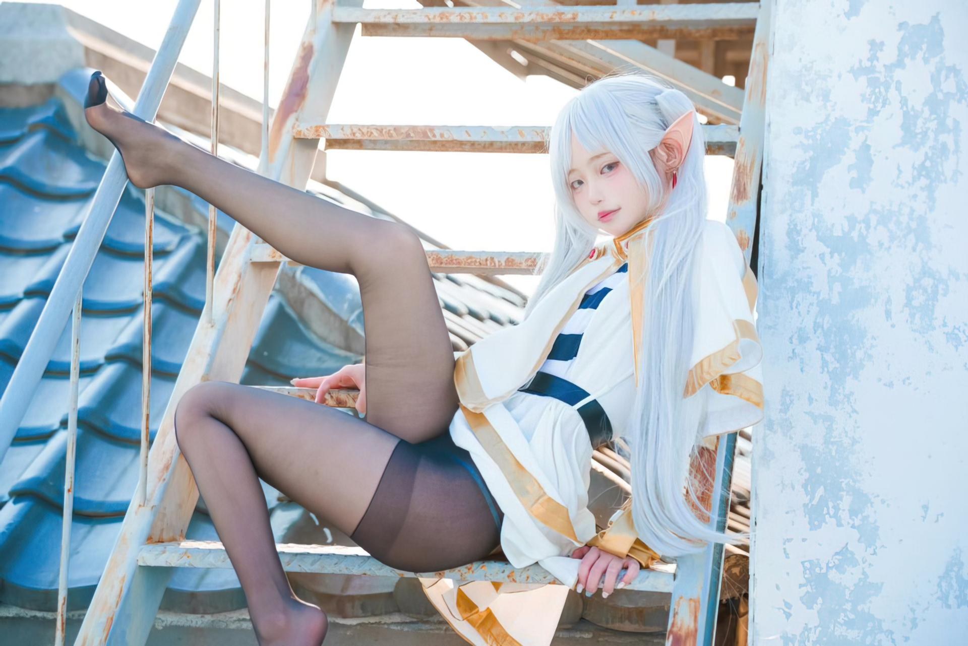 [Cosplay] Irisuare - Frieren rooftop elf cosplay with black stockings 31P