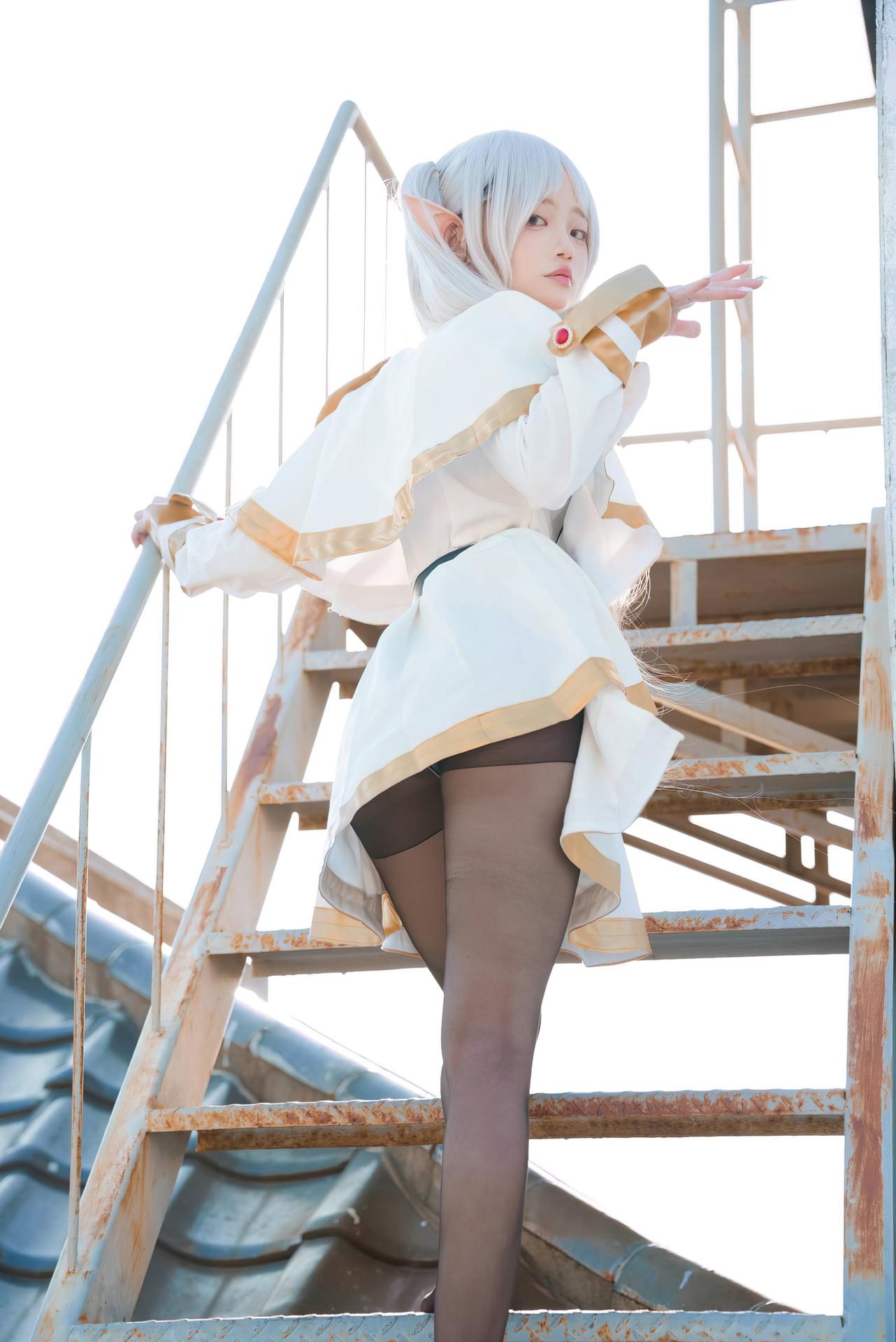 [Cosplay] Irisuare - Frieren rooftop elf cosplay with black stockings 31P