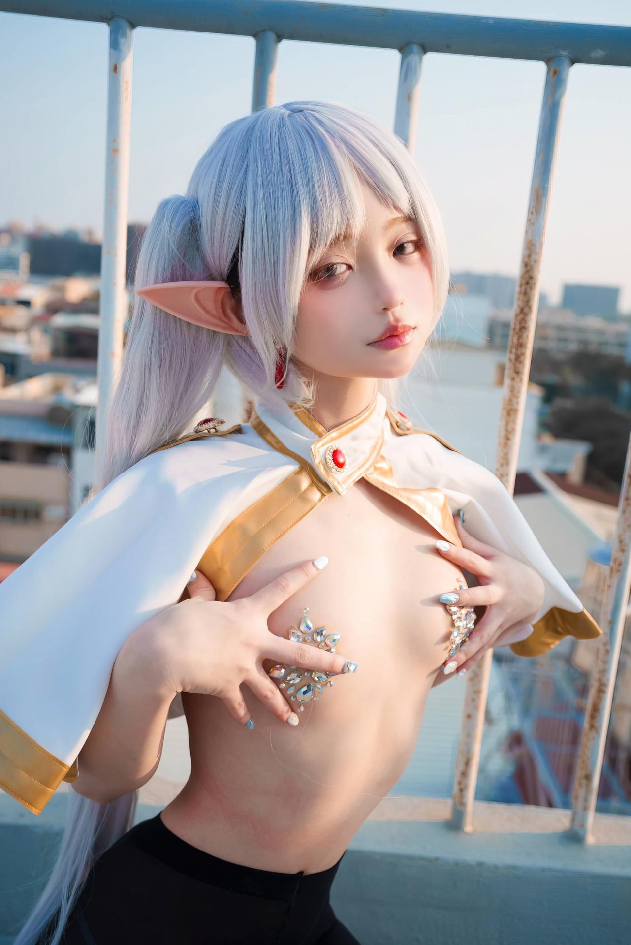 [Cosplay] Irisuare - Frieren rooftop elf cosplay with black stockings 31P