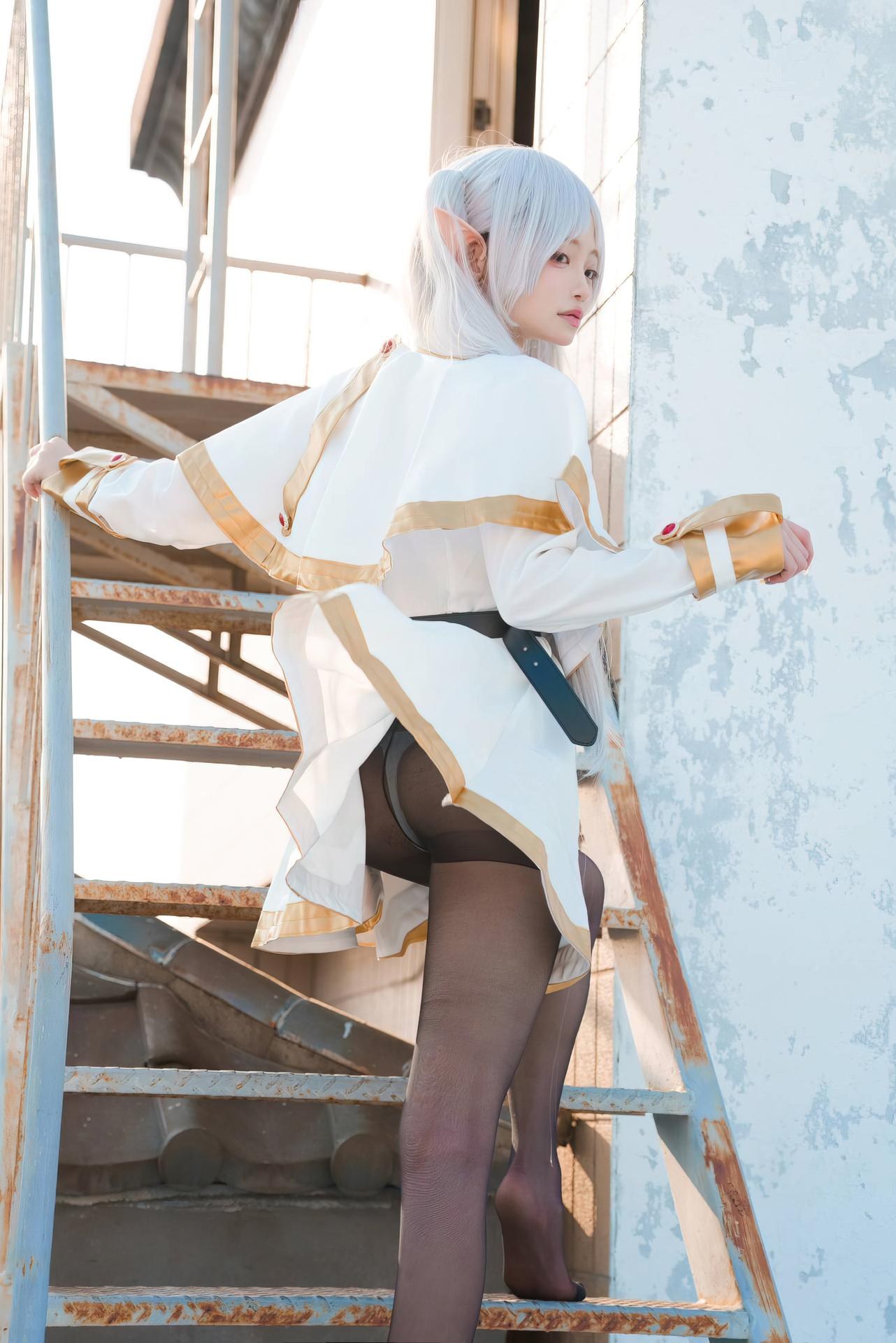 [Cosplay] Irisuare - Frieren rooftop elf cosplay with black stockings 31P