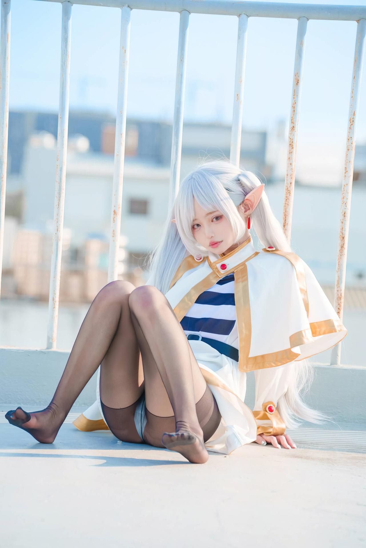 [Cosplay] Irisuare - Frieren rooftop elf cosplay with black stockings 31P