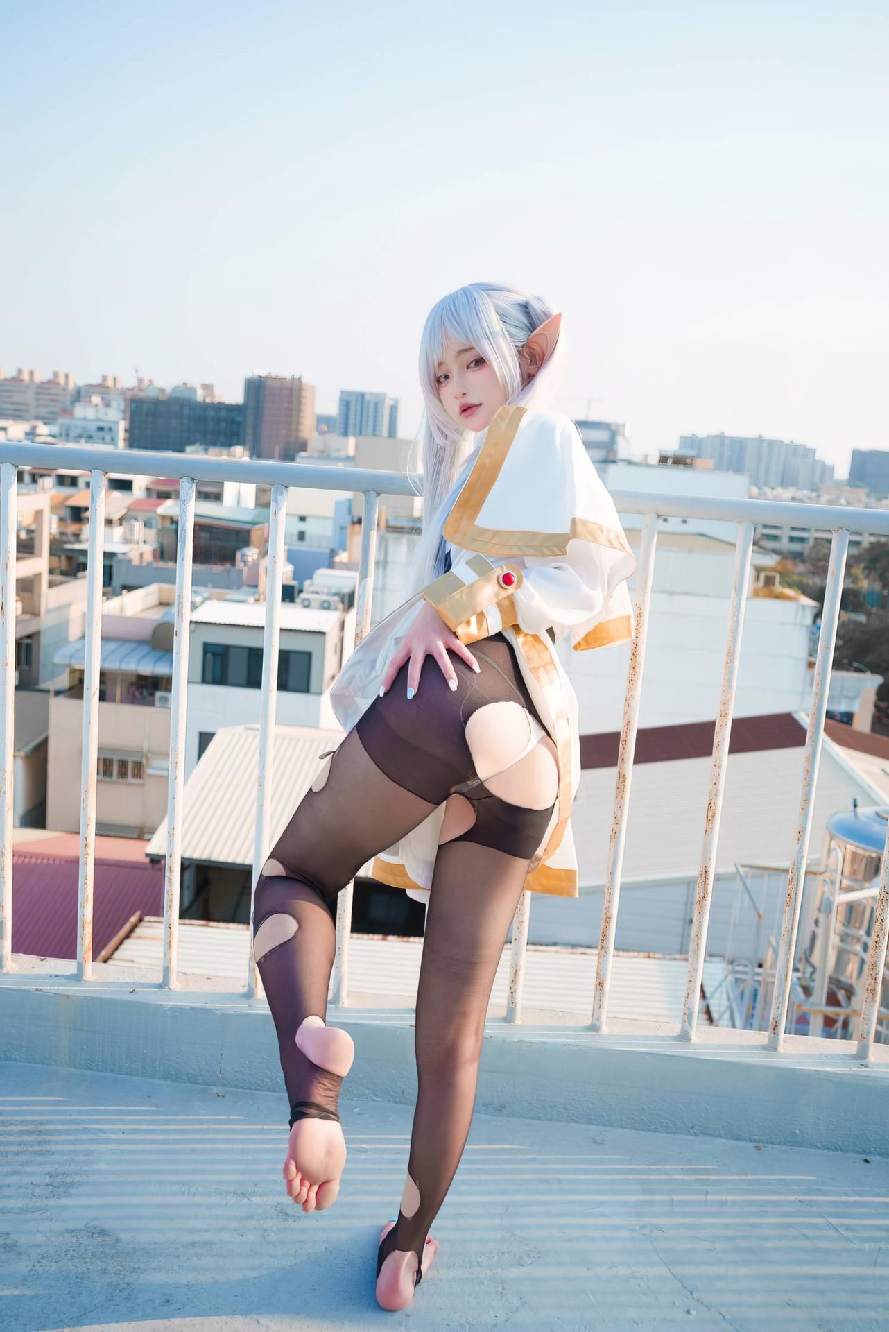 [Cosplay] Irisuare - Frieren rooftop elf cosplay with black stockings 31P