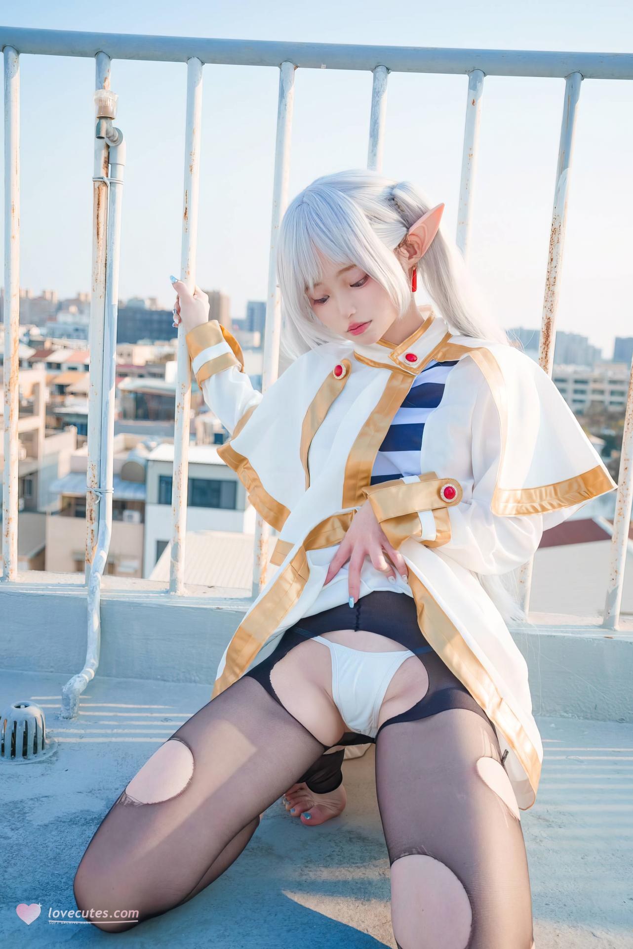 [Cosplay] Irisuare - Frieren rooftop elf cosplay with black stockings 31P