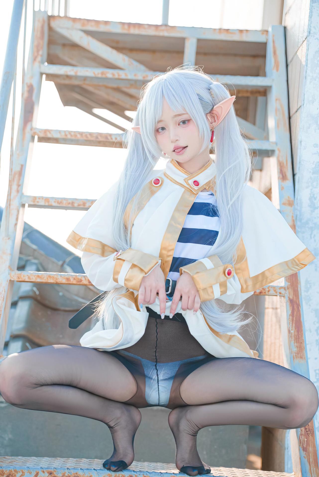 [Cosplay] Irisuare - Frieren rooftop elf cosplay with black stockings 31P