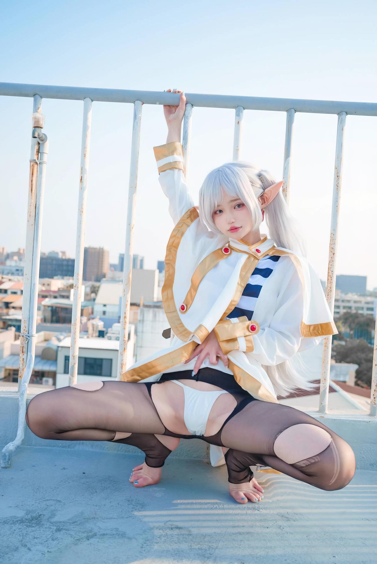 [Cosplay] Irisuare - Frieren rooftop elf cosplay with black stockings 31P